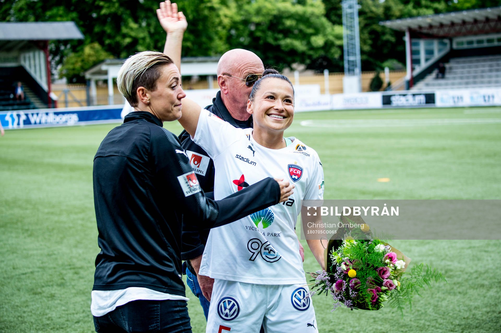 Rosengårds Alexandra Lowe Riley tackas av av sportchef