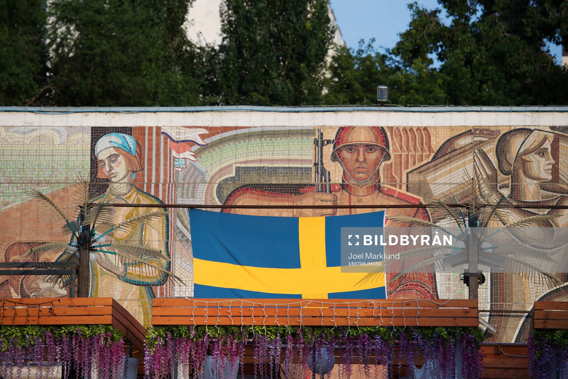 A Swedish flag in front of a mural painting