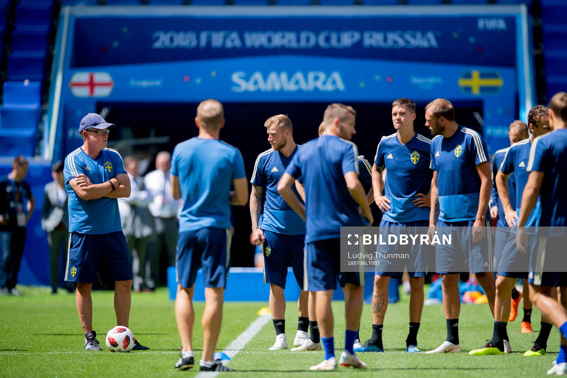 Head coach Janne Andersson gathers the players of the