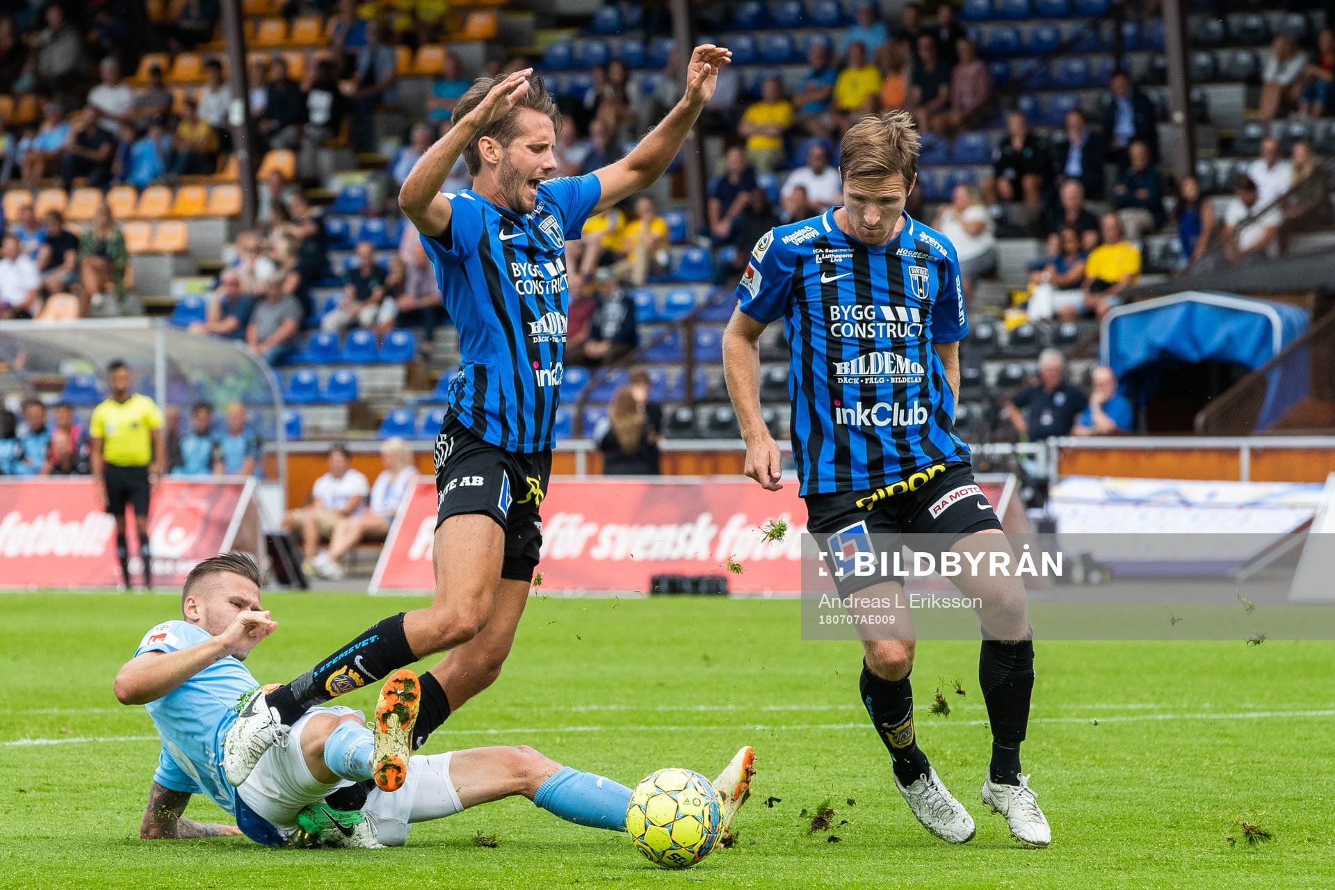 Malmö FFs Arnór Ingvi Traustason i kamp om bollen med