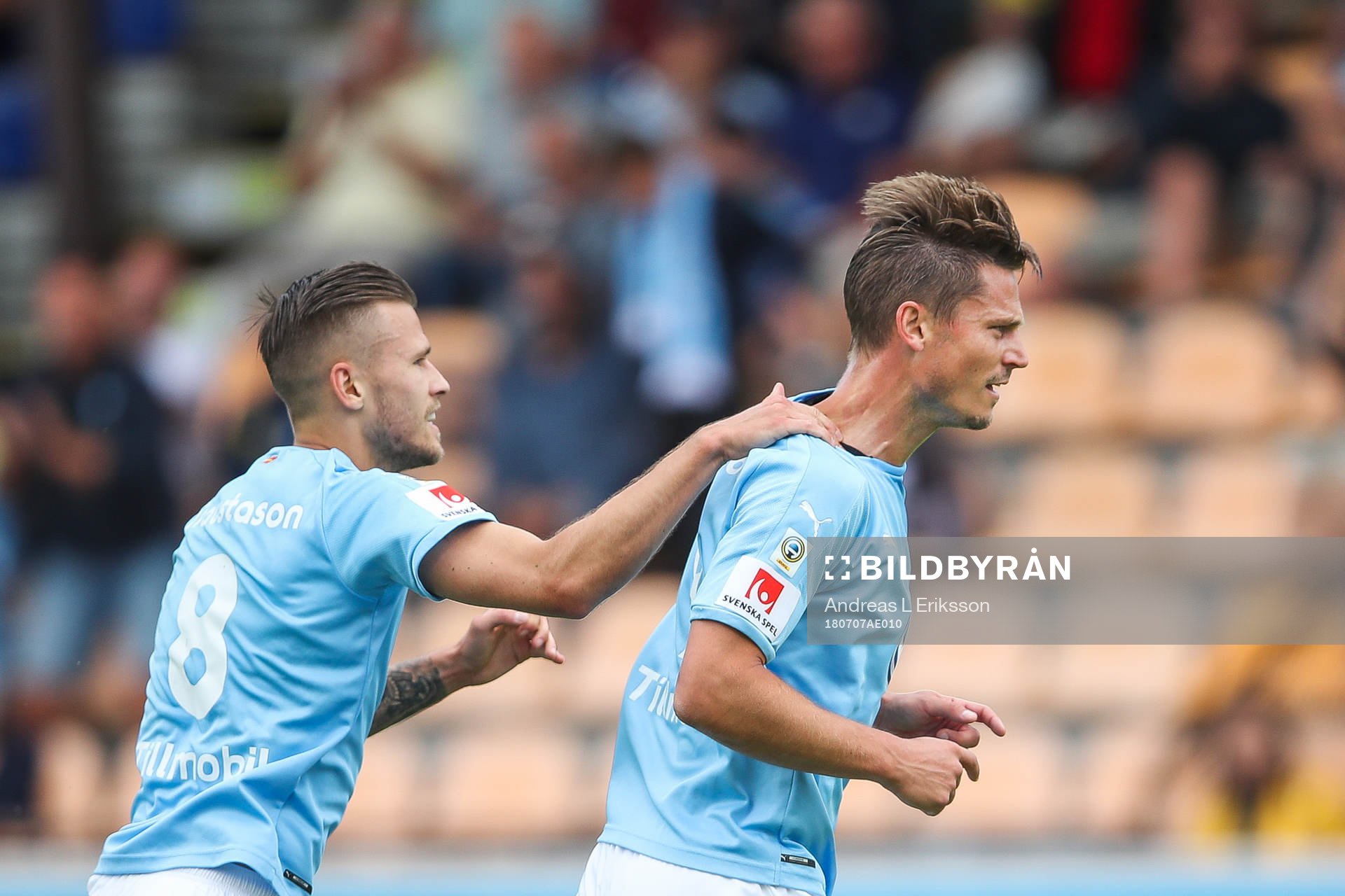 Malmö FFs Arnór Ingvi Traustason jublar med målskytten