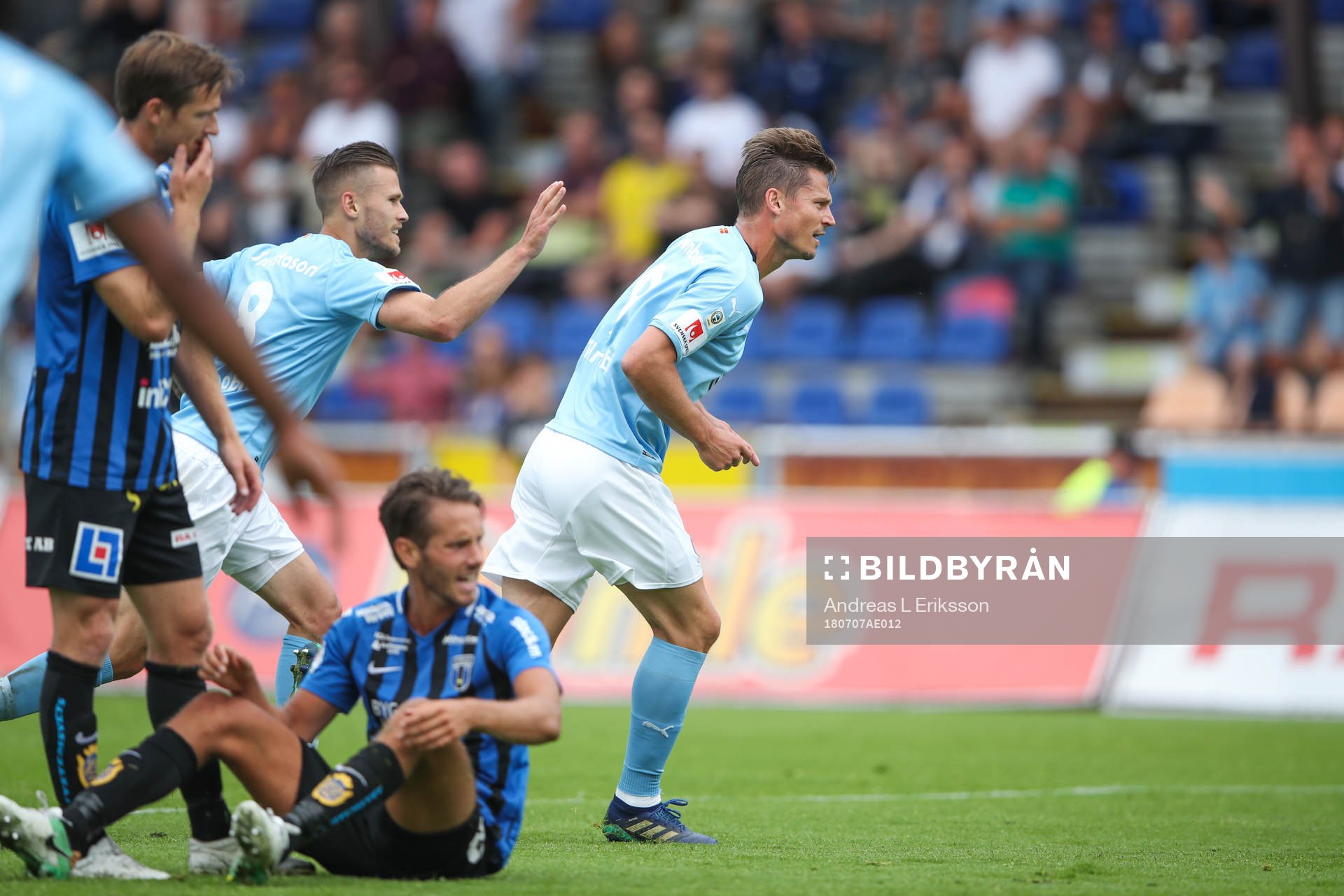 Malmö FFs Arnór Ingvi Traustason jublar med målskytten