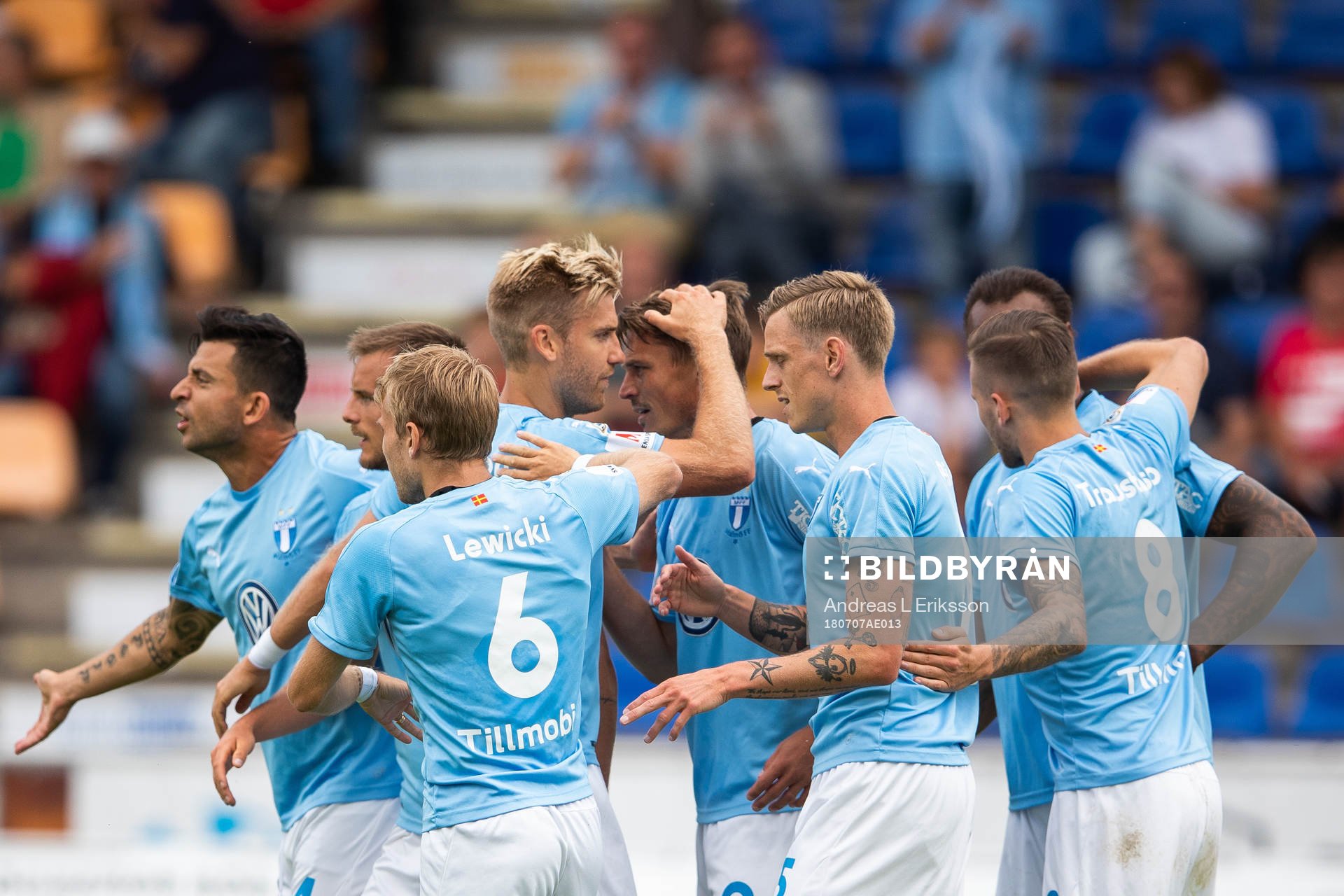 Malmö FFs Oscar Lewicki , Sören Rieks och Arnór Ingvi Traustason jublar med målskytten till 0-1 Markus Rosenberg (mitten) under fotbollsmatchen i Allsvenskan mellan Sirius och Malmö FF den 7 juli 2018 i Uppsala.