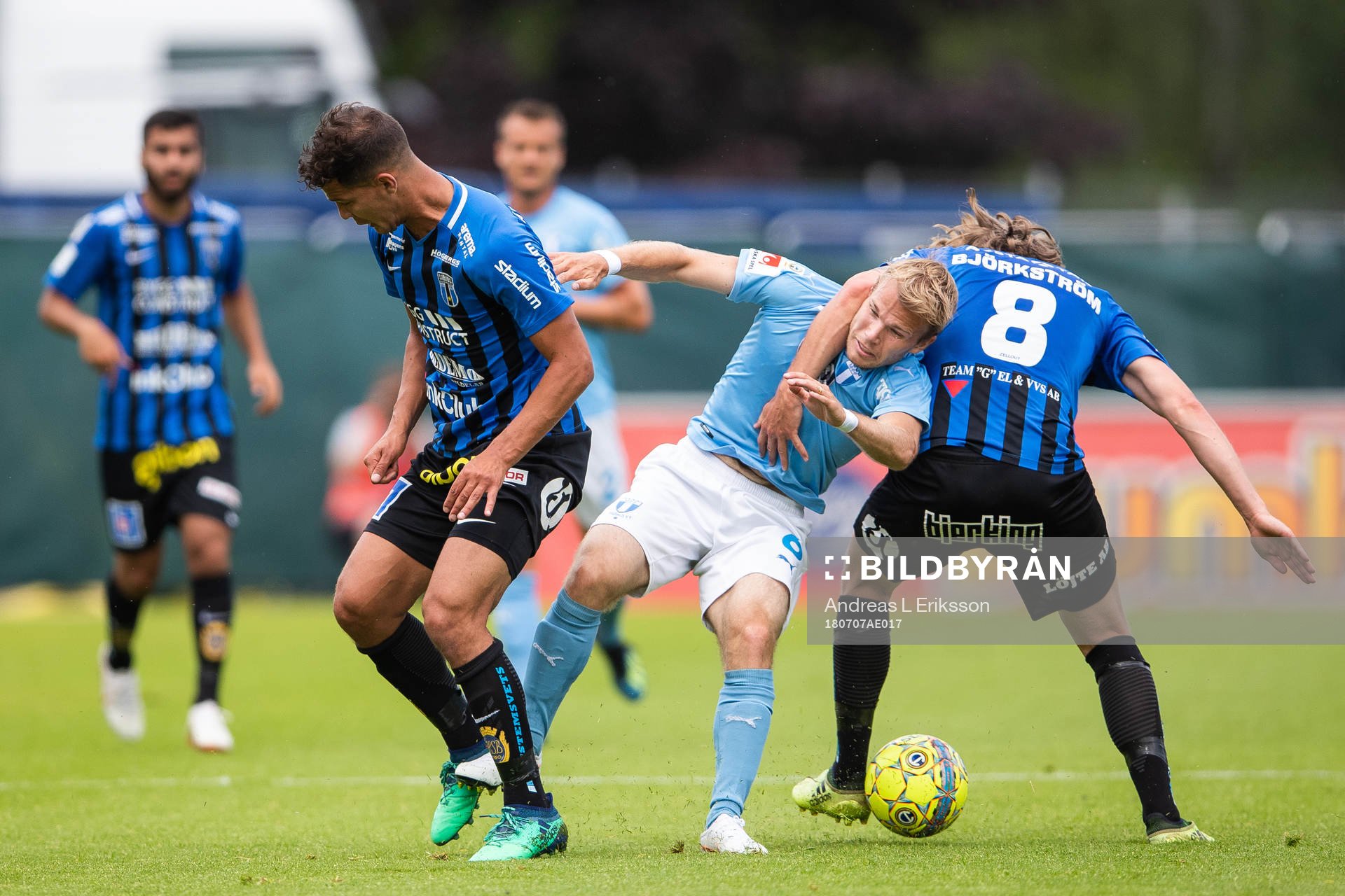 Sirius Mauricio Albornoz och Tim Björkström i kamp om bollen med Malmö FFs Oscar Lewicki under fotbollsmatchen i Allsvenskan mellan Sirius och Malmö FF den 7 juli 2018 i Uppsala. 