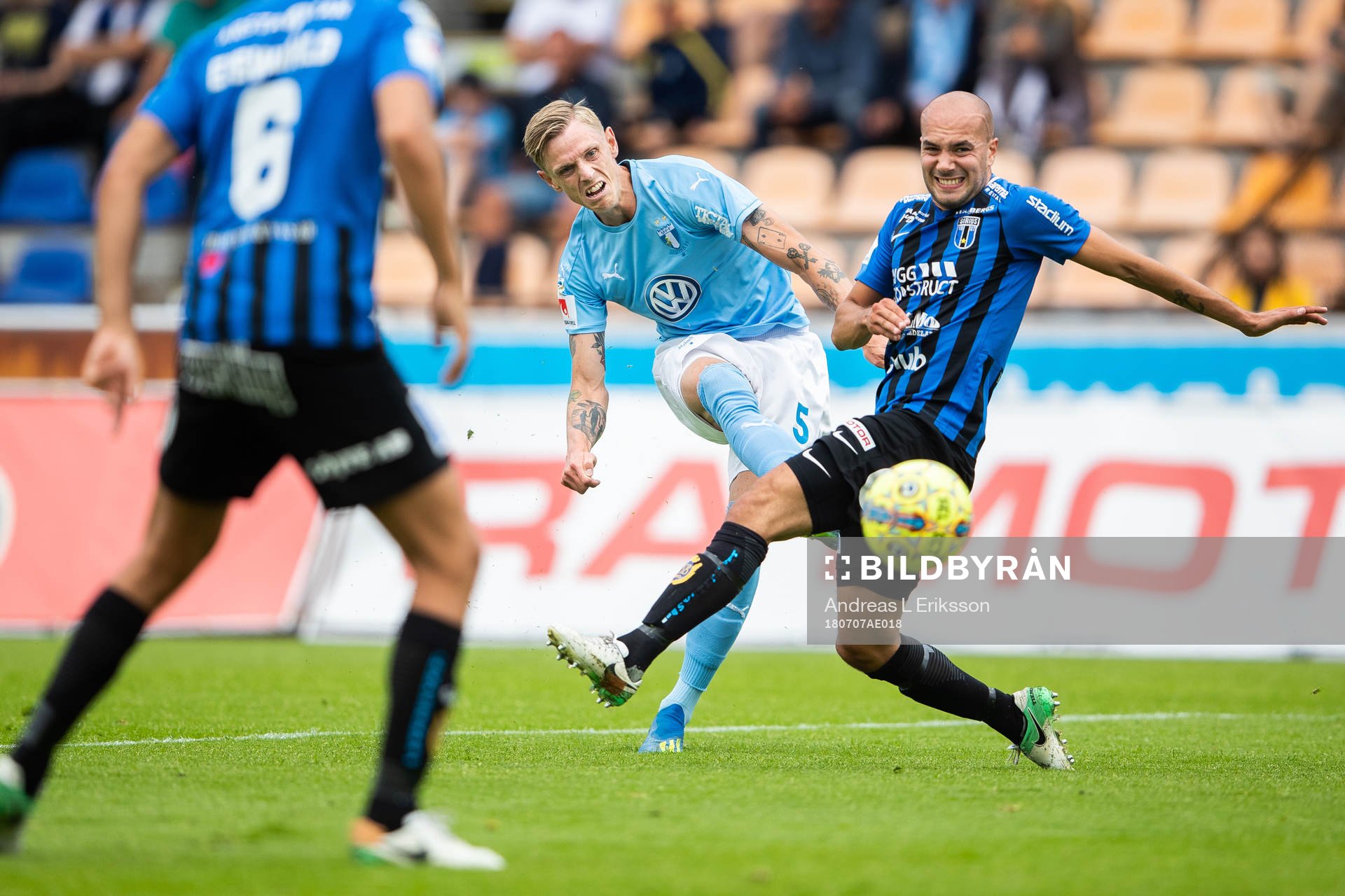 Malmö FFs Sören Rieks skjuter förbi Sirius Karl Larson