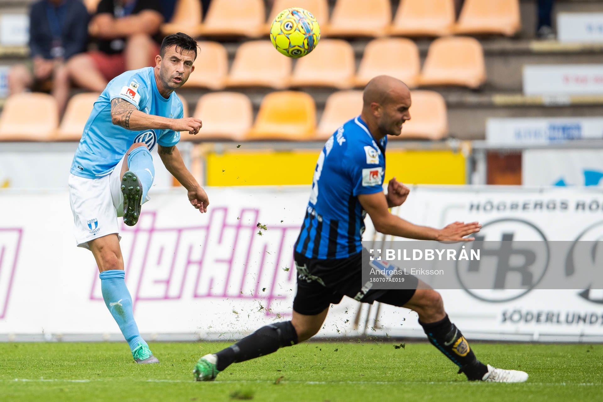 Malmö FFs Behrang Safari skjuter mot täckande Sirius Karl