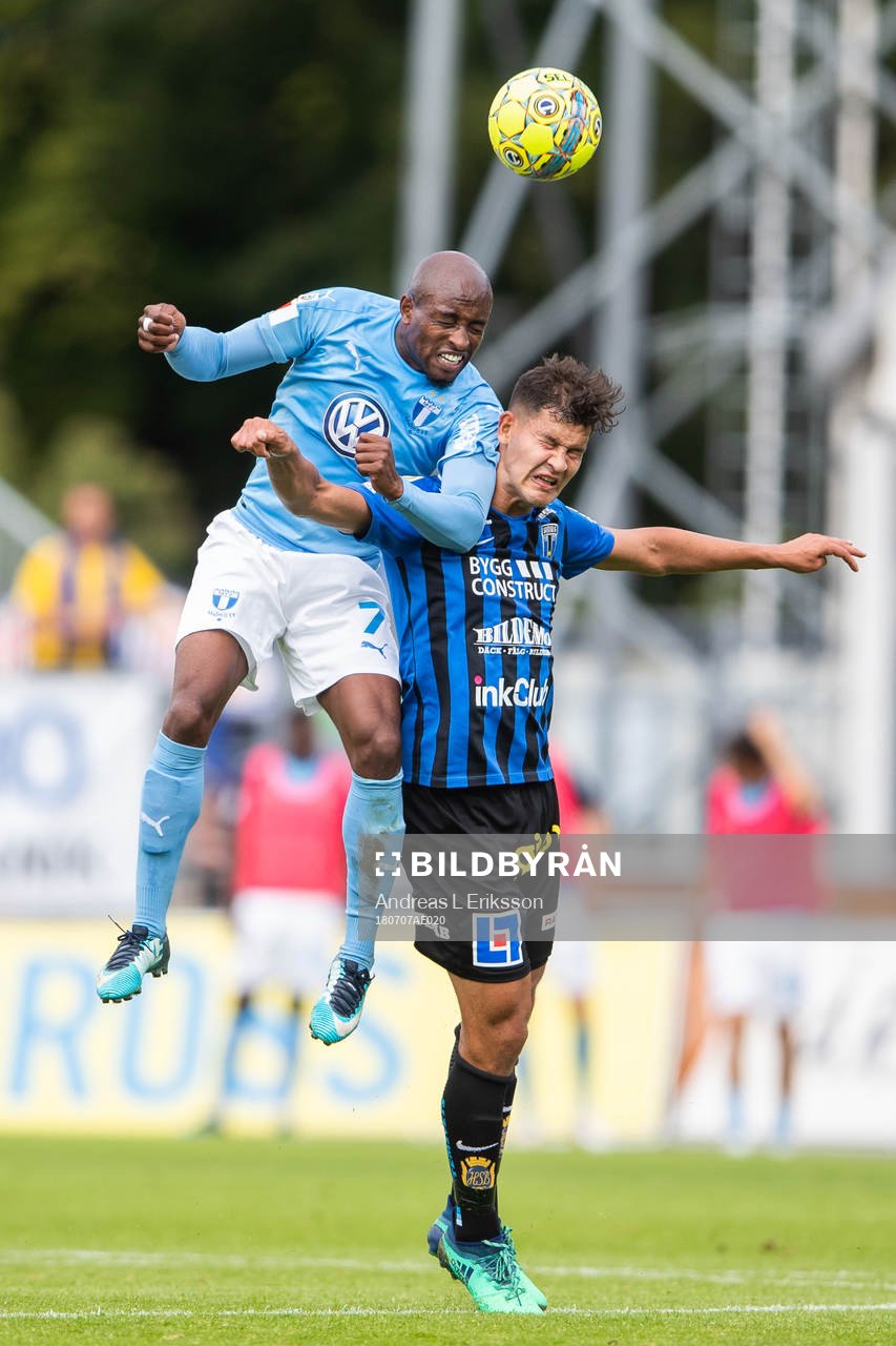 Malmö FFs Fouad Bachirou i nickduell med Sirius Mauricio Albornoz under fotbollsmatchen i Allsvenskan mellan Sirius och Malmö FF den 7 juli 2018 i Uppsala.