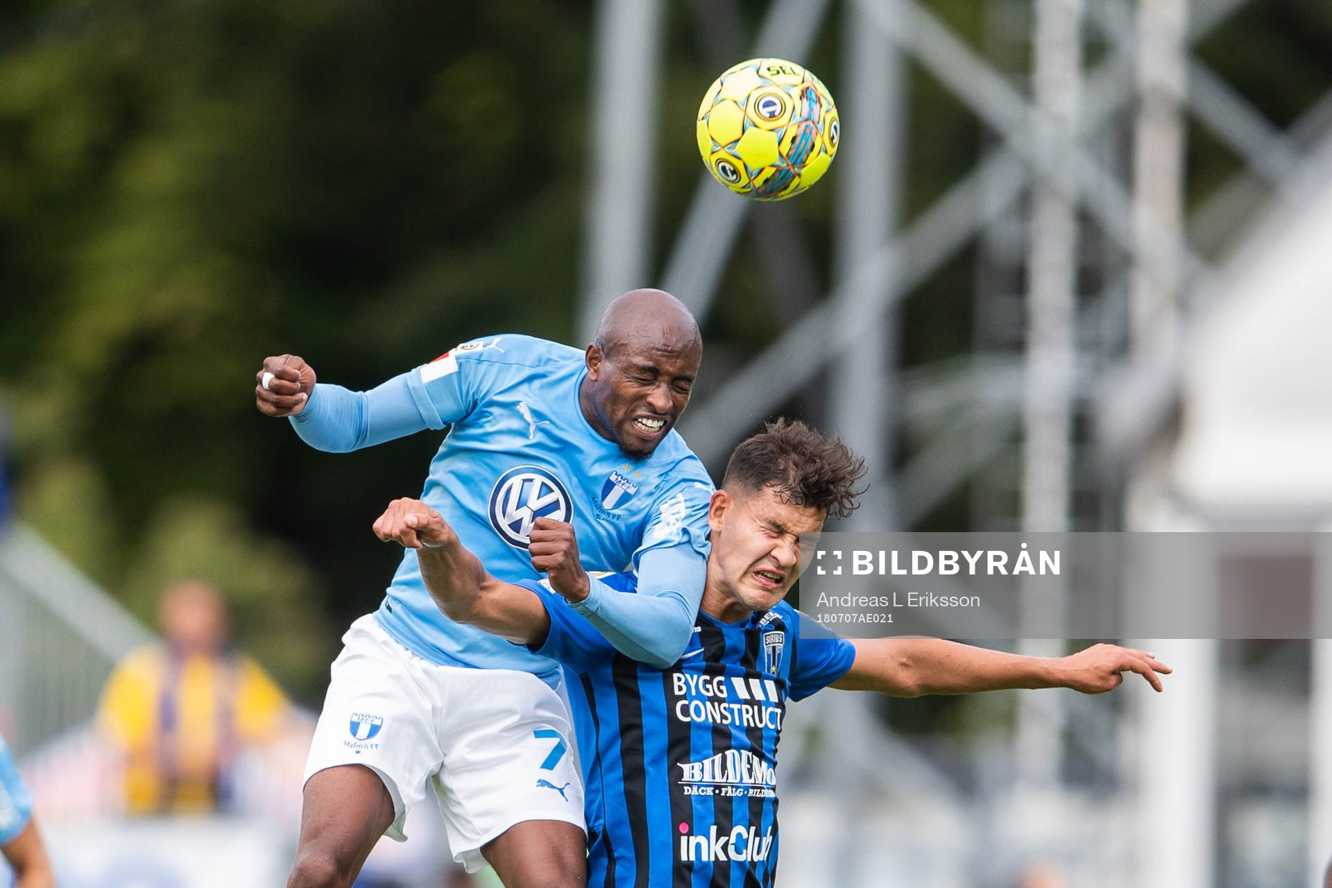 Malmö FFs Fouad Bachirou i nickduell med Sirius Mauricio
