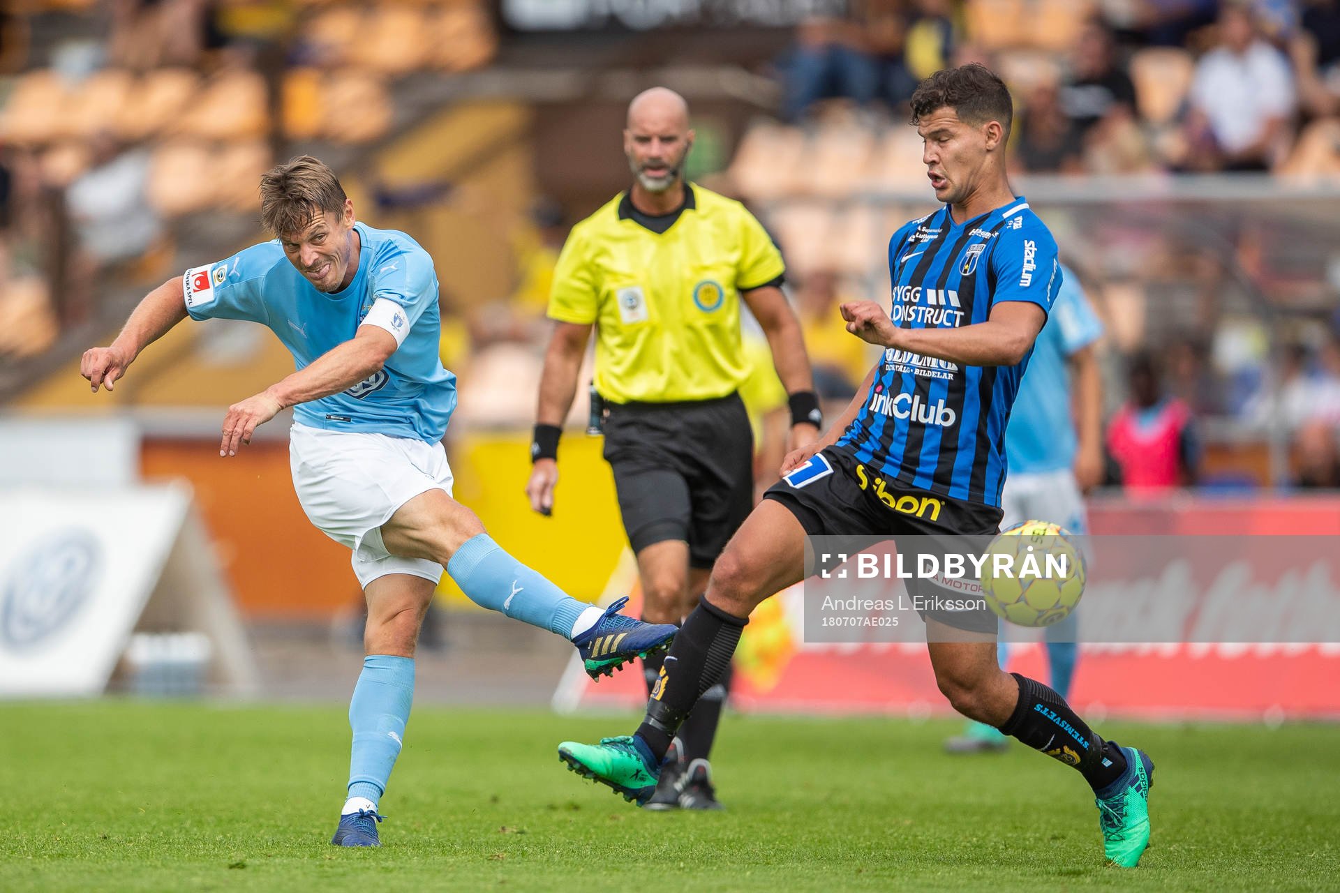 Malmö FFs Markus Rosenberg skjuter mot täckande Sirius