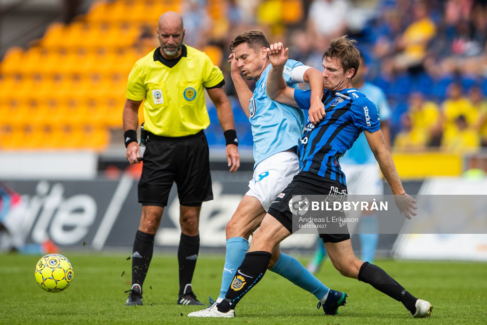 Domaren Stefan Johannesson ser Malmö FFs Markus Rosenberg