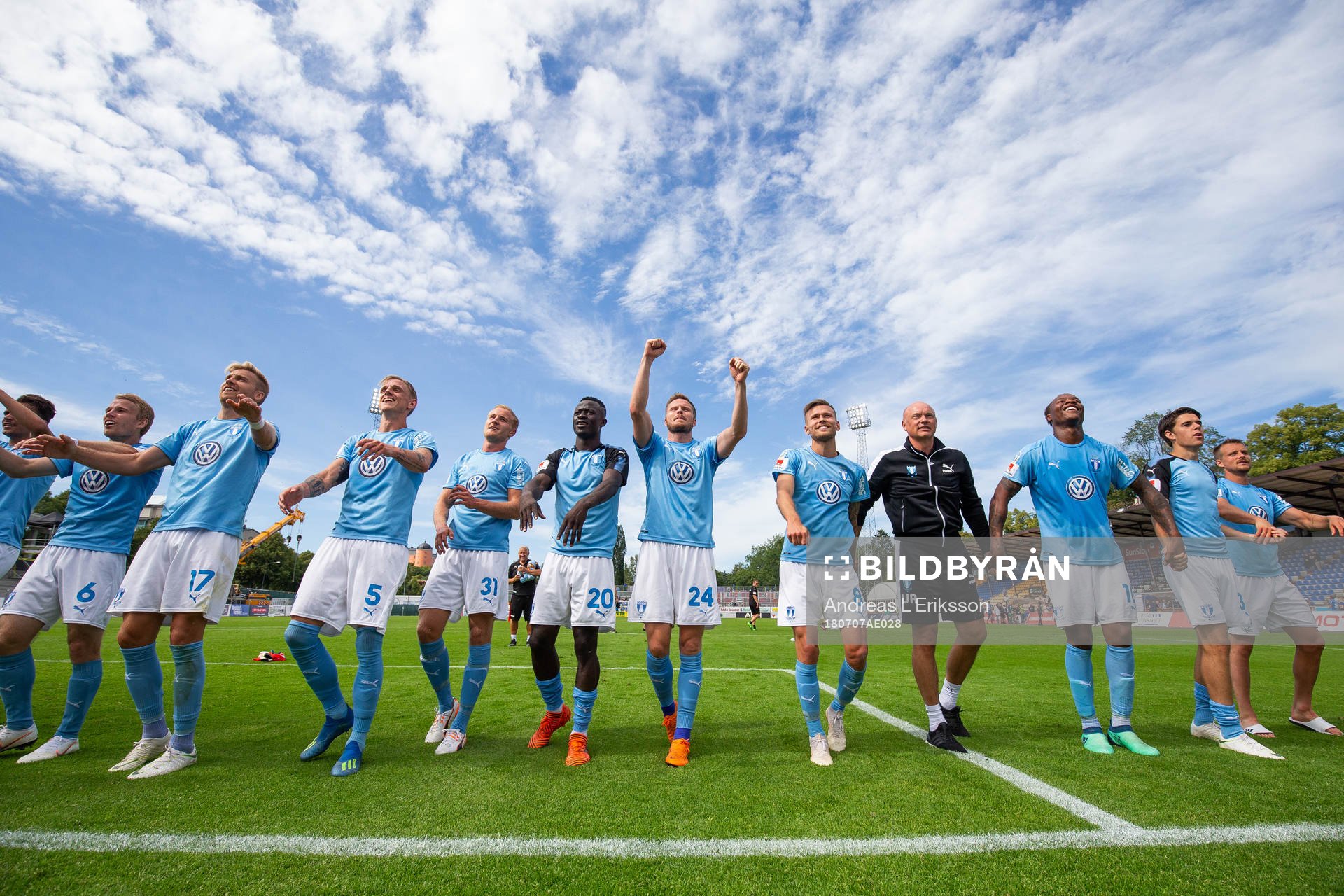 Malmö FFs spelare jublar och tackar fans
