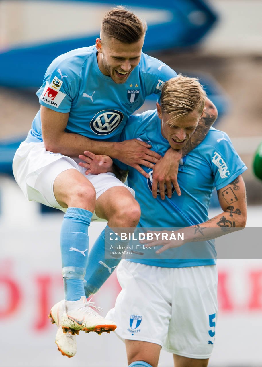 Malmö FFs Arnór Ingvi Traustason jublar tillsammans med Sören Rieks som gjort 0-4 för Malmö FF under fotbollsmatchen i Allsvenskan mellan Sirius och Malmö FF den 7 juli 2018 i Uppsala. 