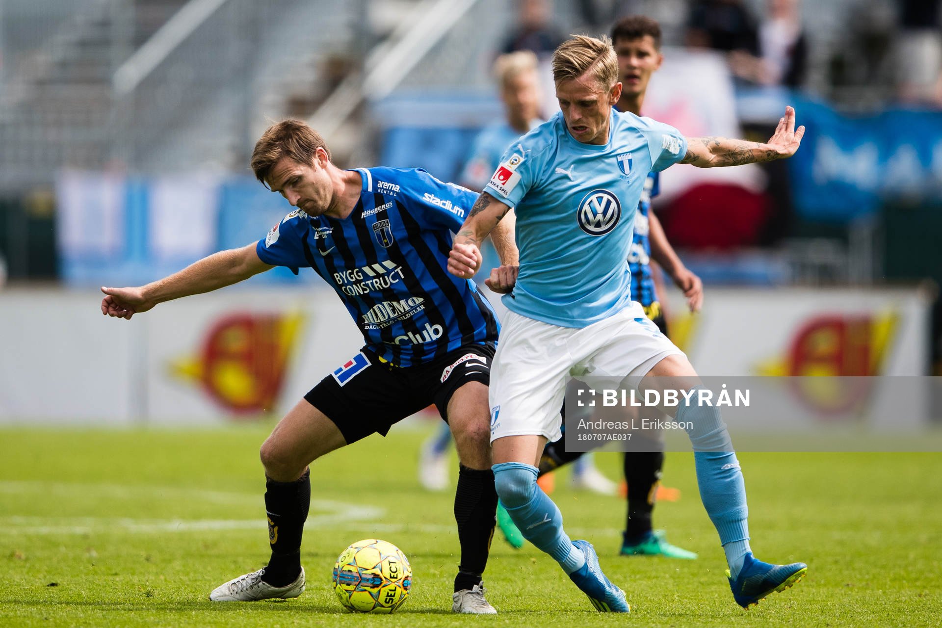 Sirius Jesper Arvidsson i kamp om bollen med Malmö FFs