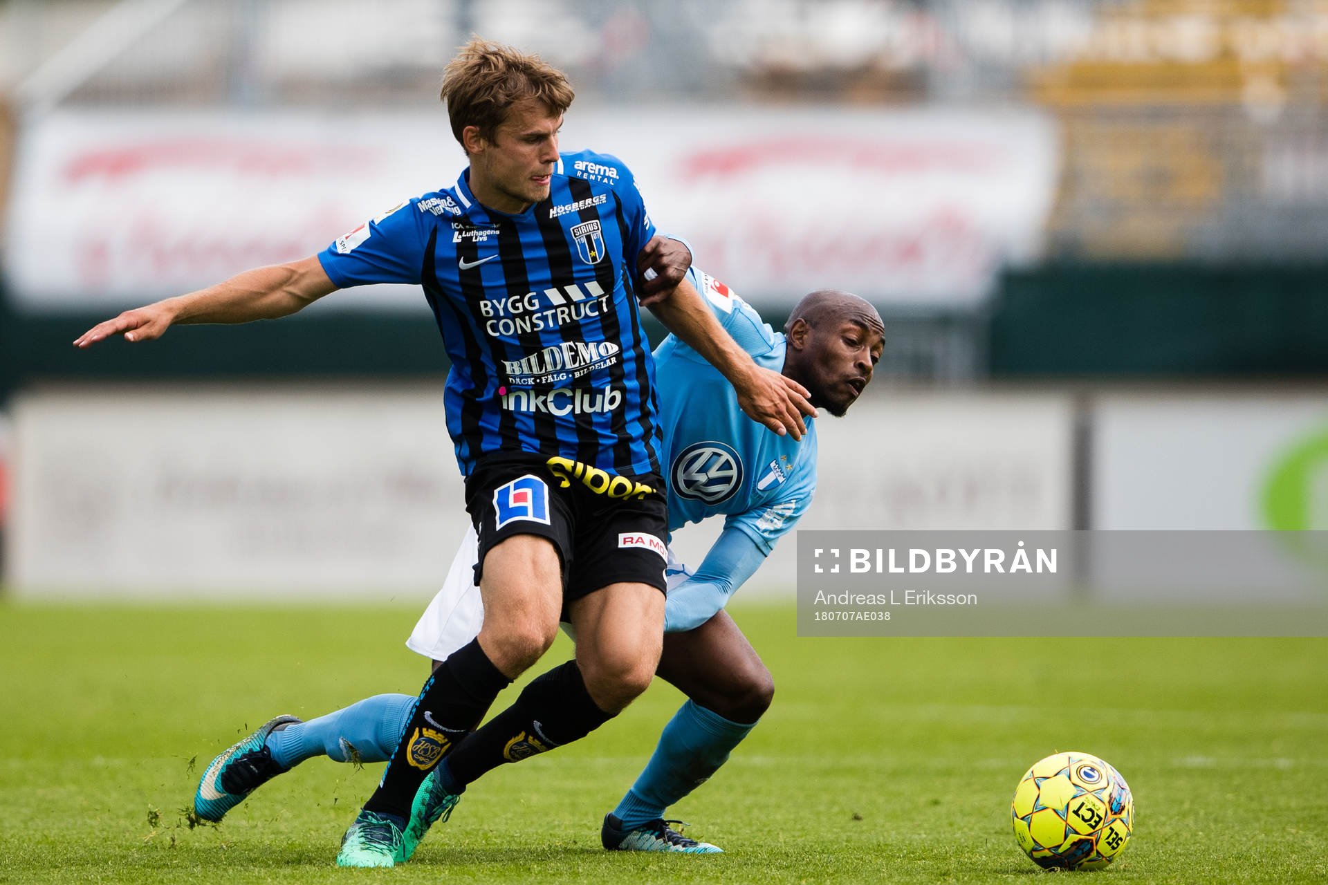 Sirius Sam Lundholm i kamp om bollen med Malmö FFs Fouad