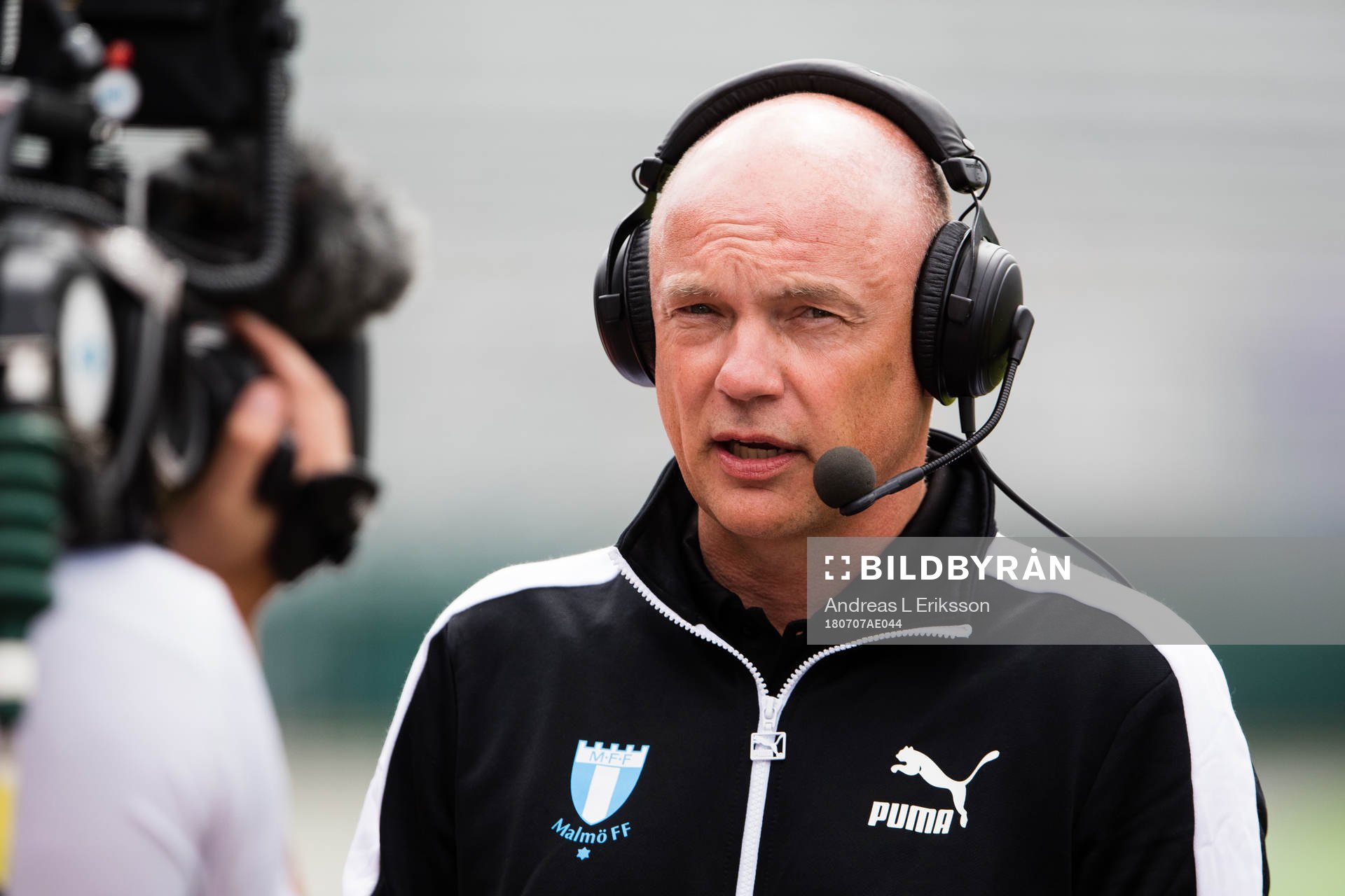 Malmö FFs tränare Uwe Rösler intervjuav av TV innan