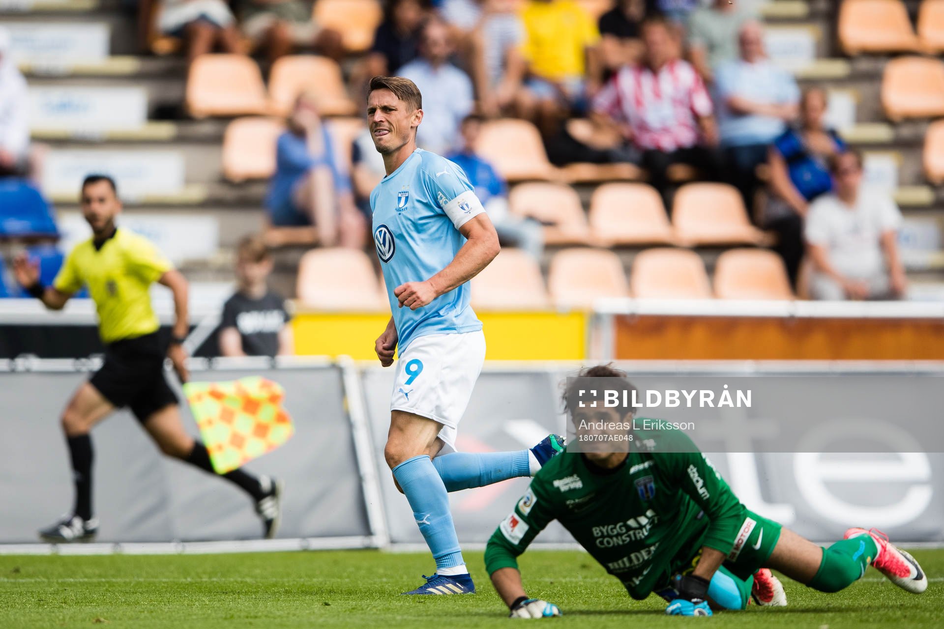 Malmö FFs Markus Rosenberg gör 0-2 bakom Sirius målvakt