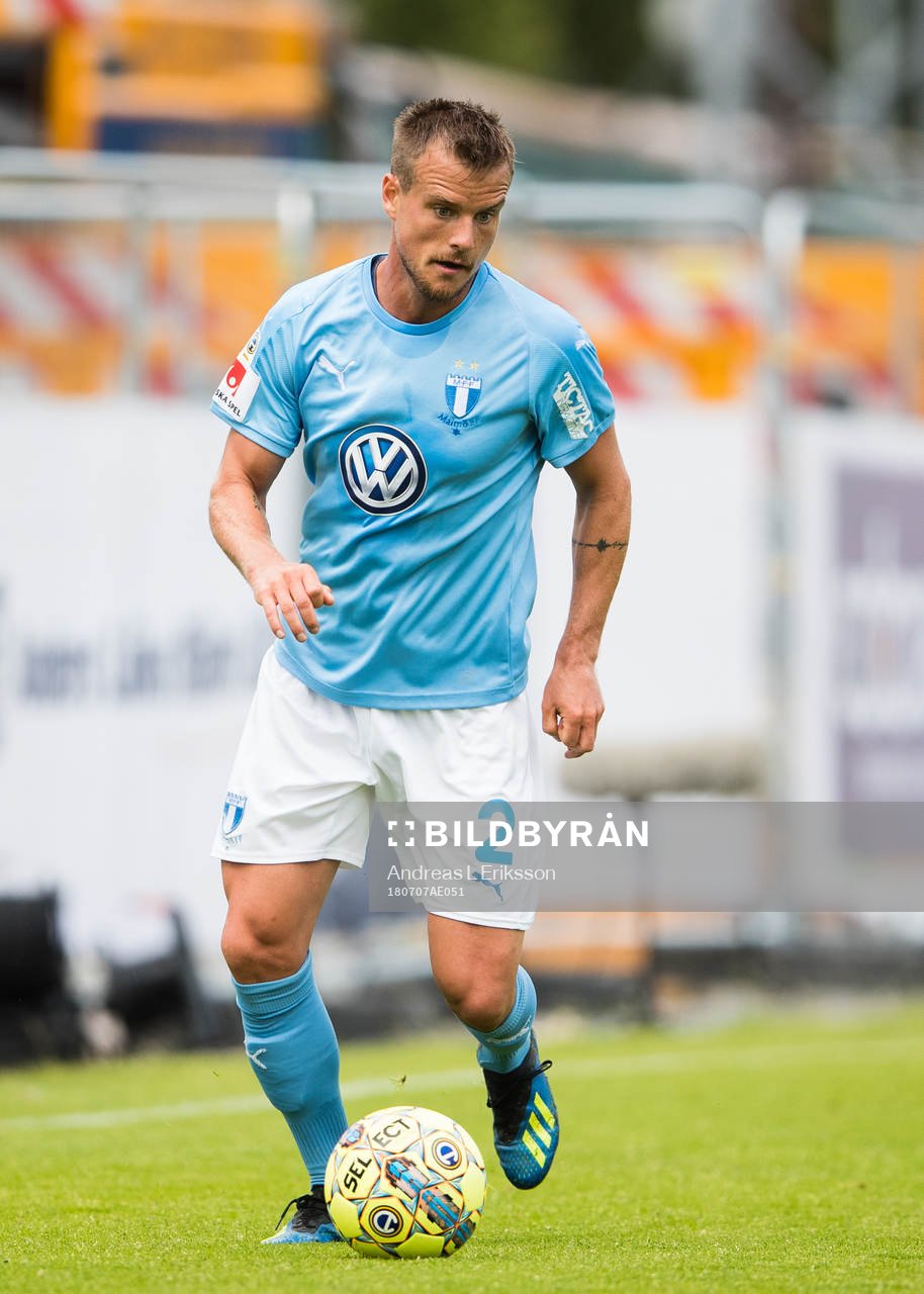 Malmö FFs Eric Larsson med bollen