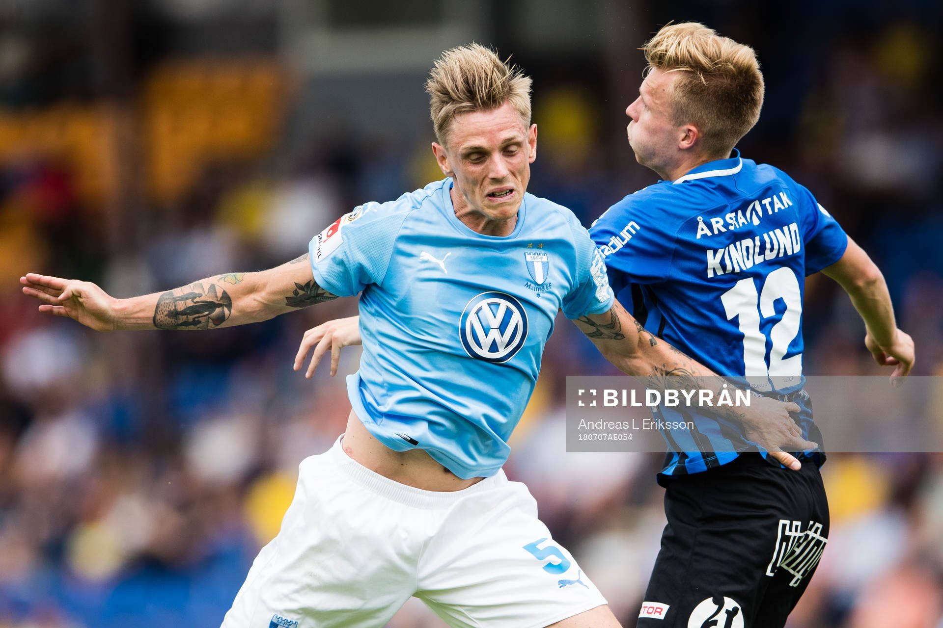 Malmö FFs Sören Rieks i en nickduell med Sirius Oscar