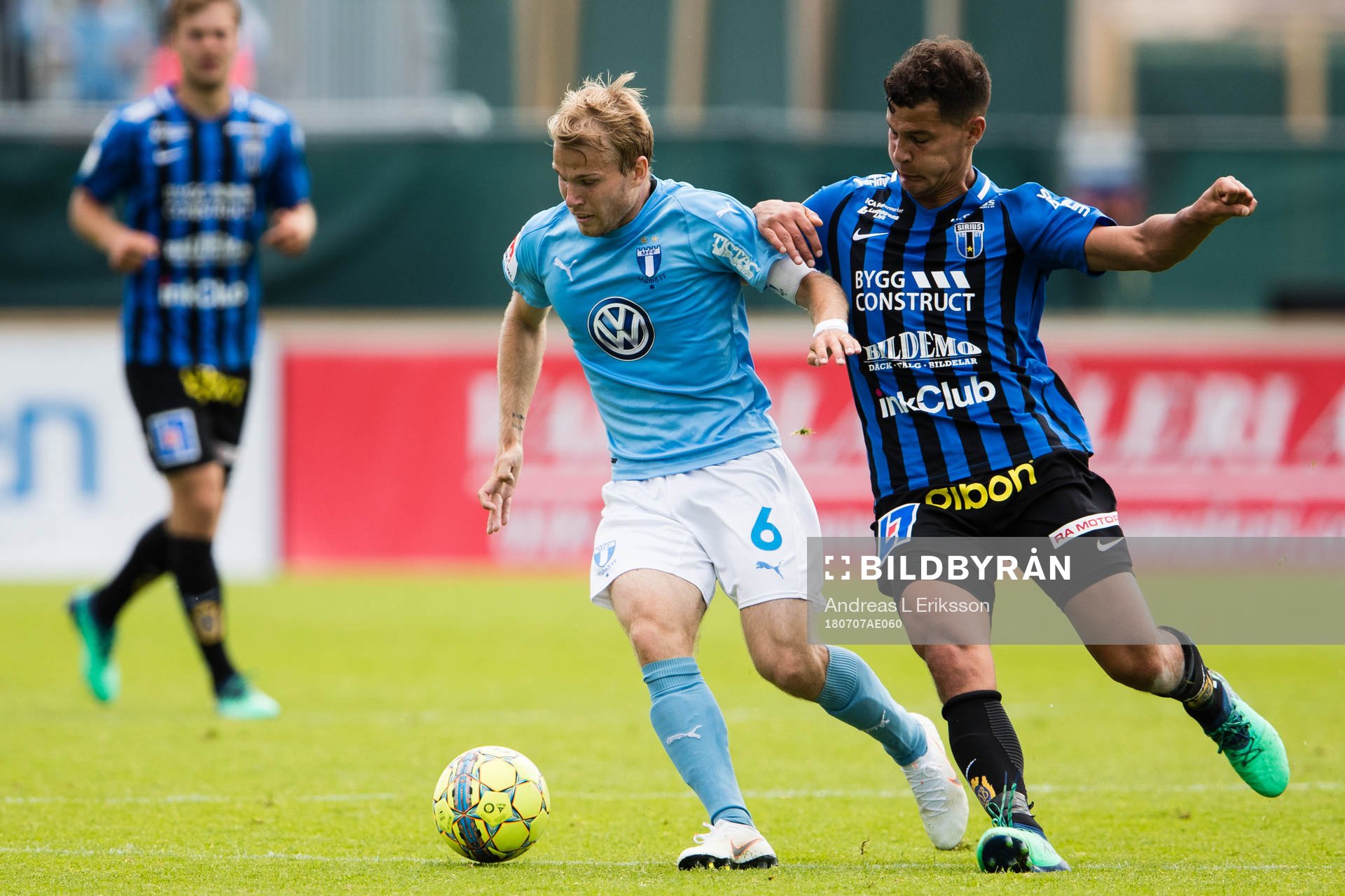 Malmö FFs Oscar Lewicki i kamp om bollen med Sirius