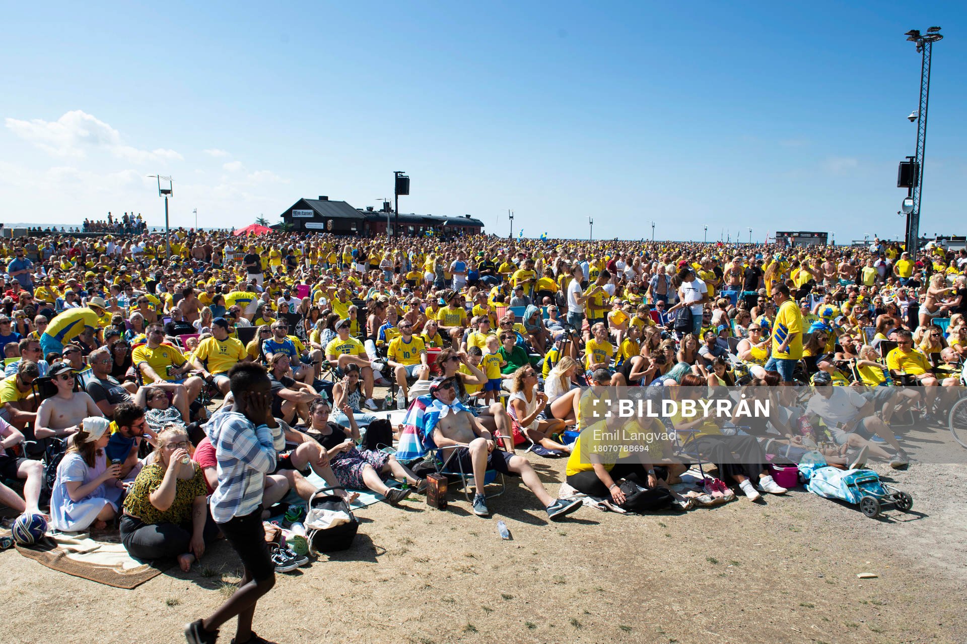 Åskådare tittar på matchen mellan Sverige och England