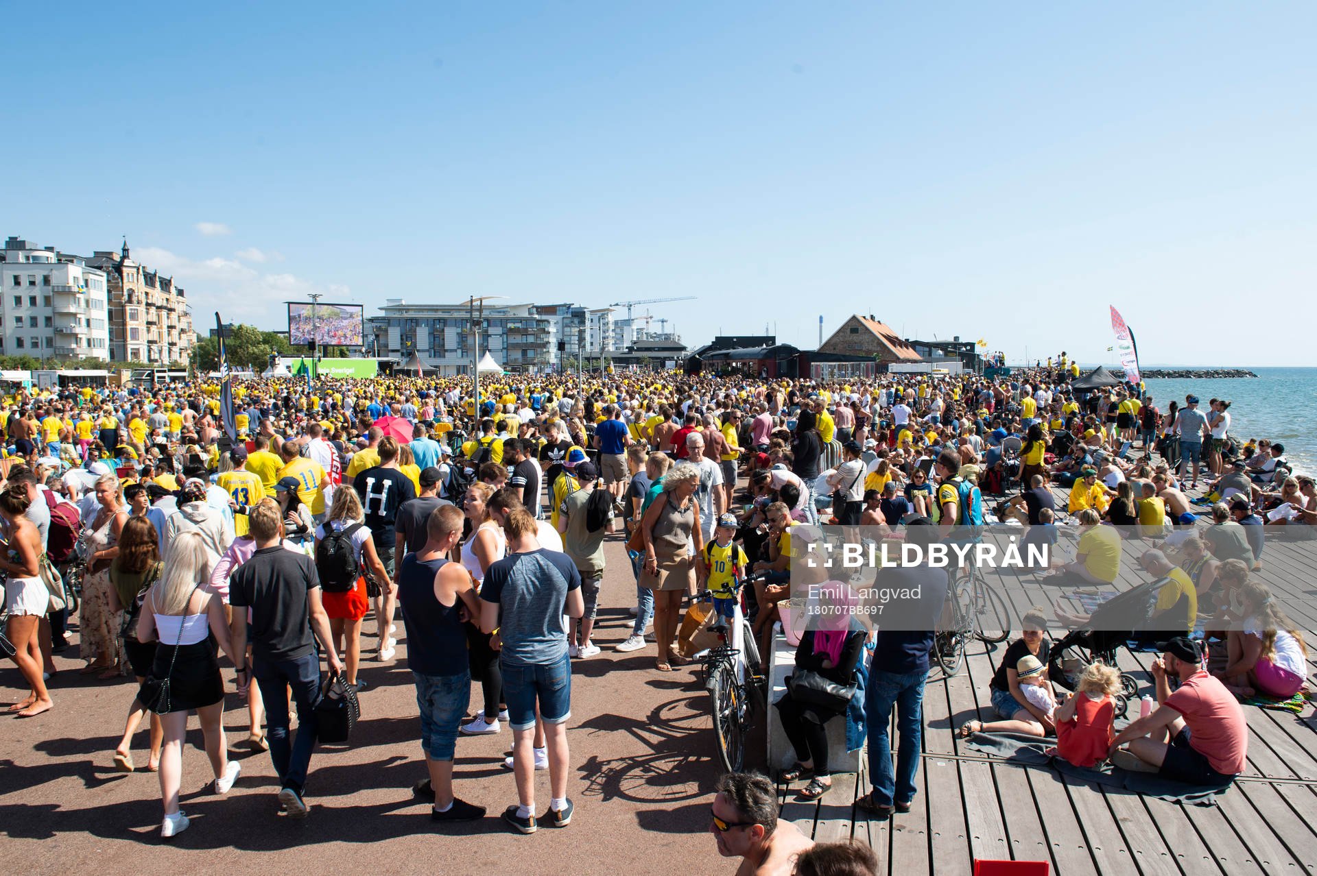 Åskådare tittar på matchen mellan Sverige och England