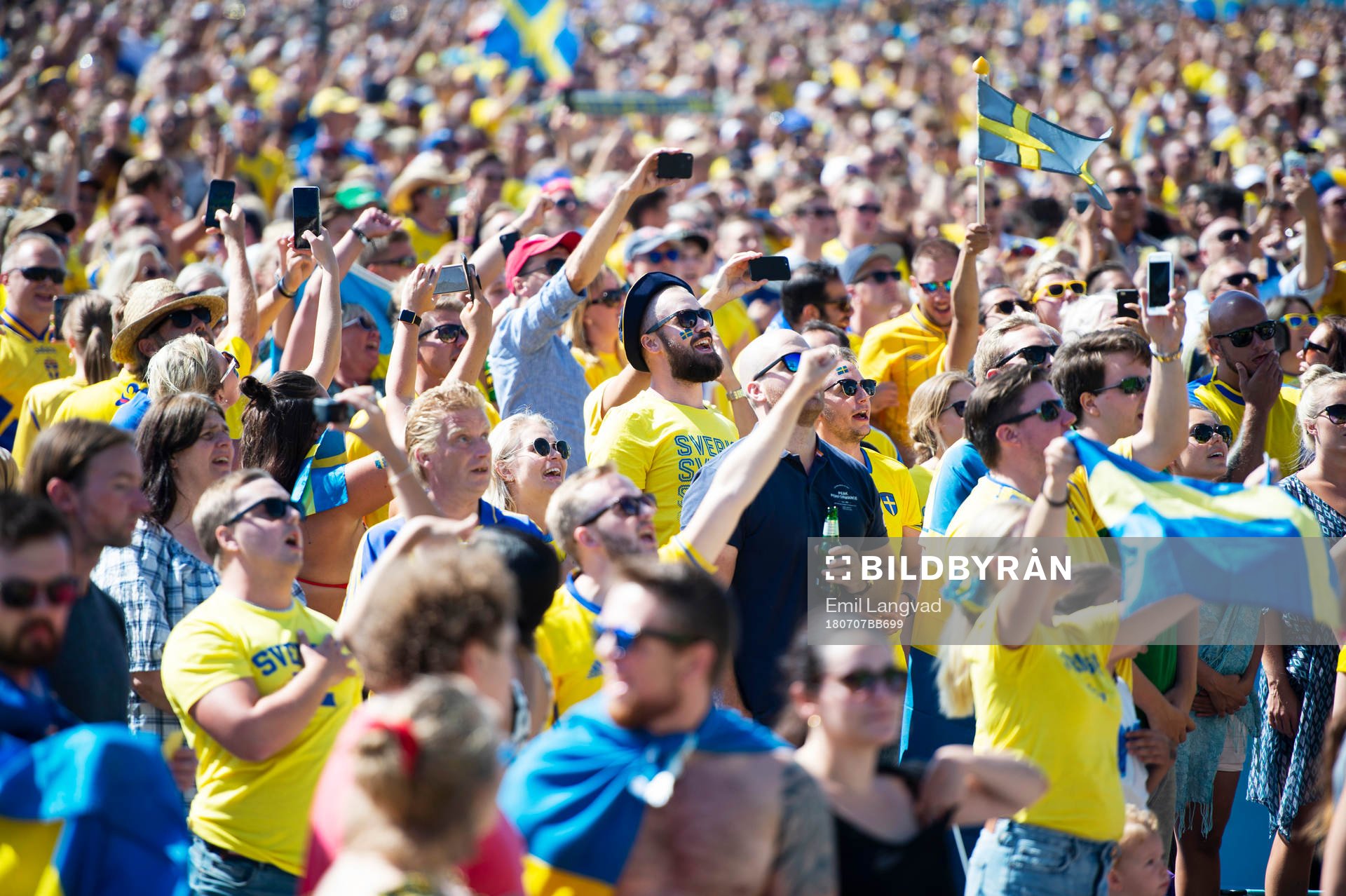 Åskådare tittar på matchen mellan Sverige och England