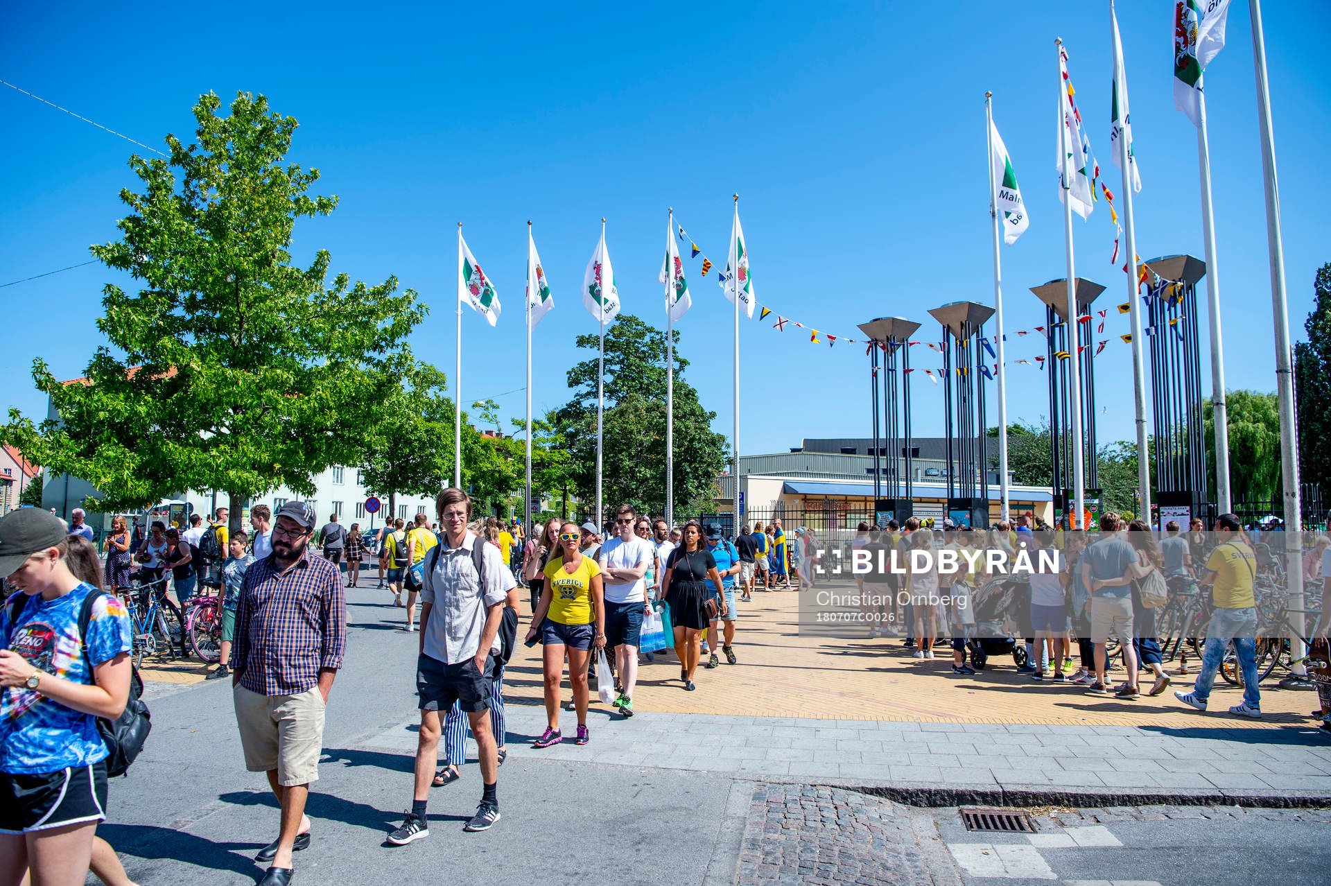 Supportrar på väg in för att följa matchen mellan