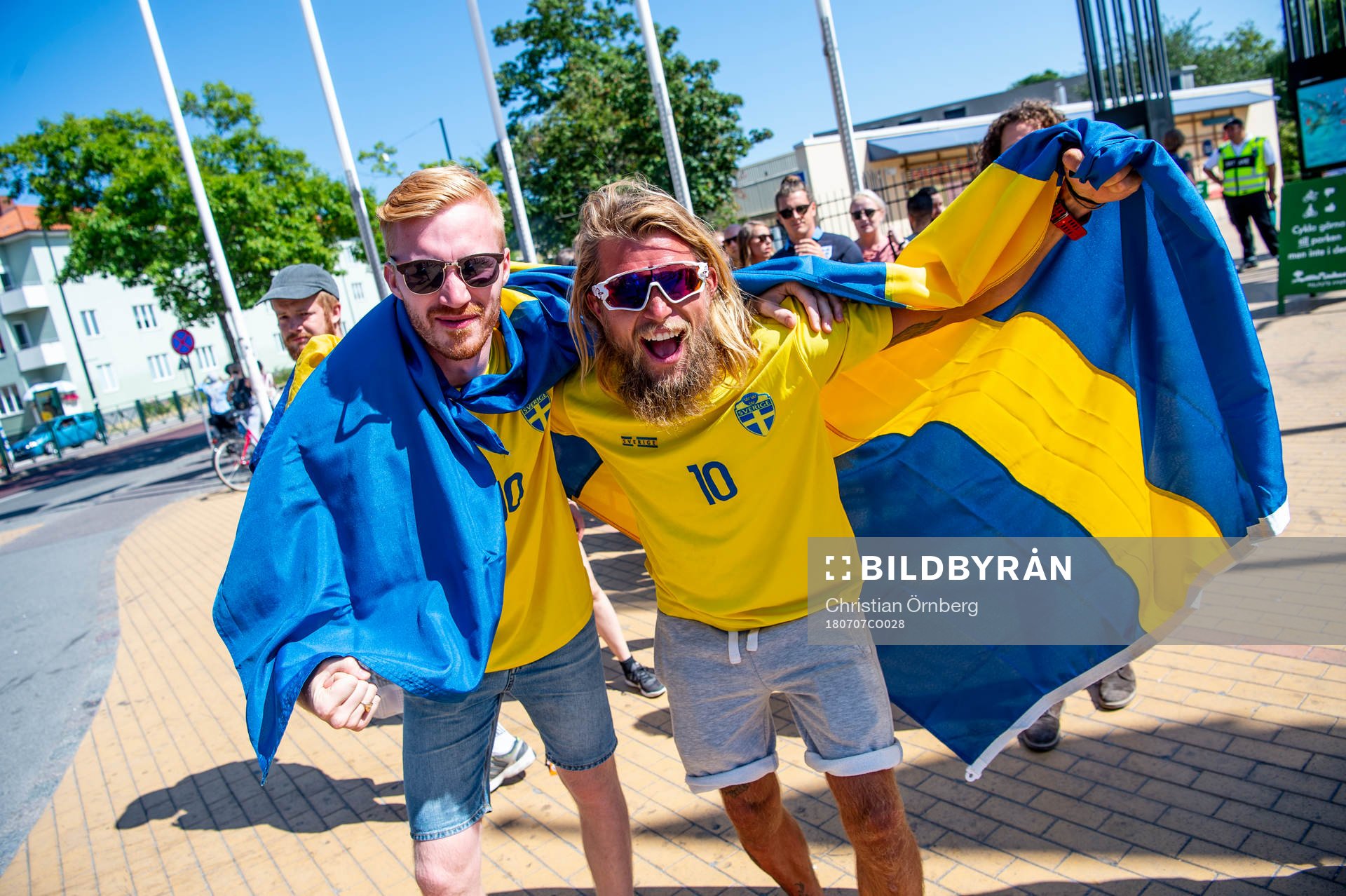 Supportrar jublar för Sverige innan matchen mellan Sverige