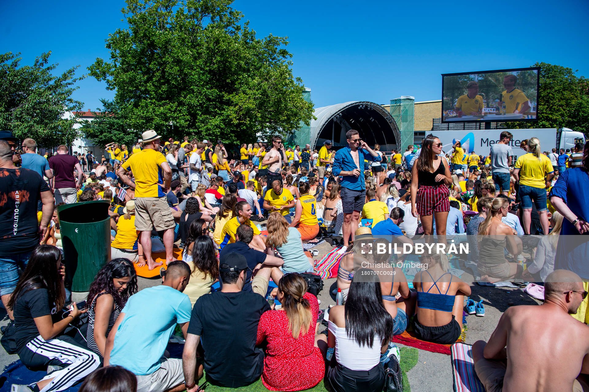 Supportrar följer matchen mellan Sverige och England i
