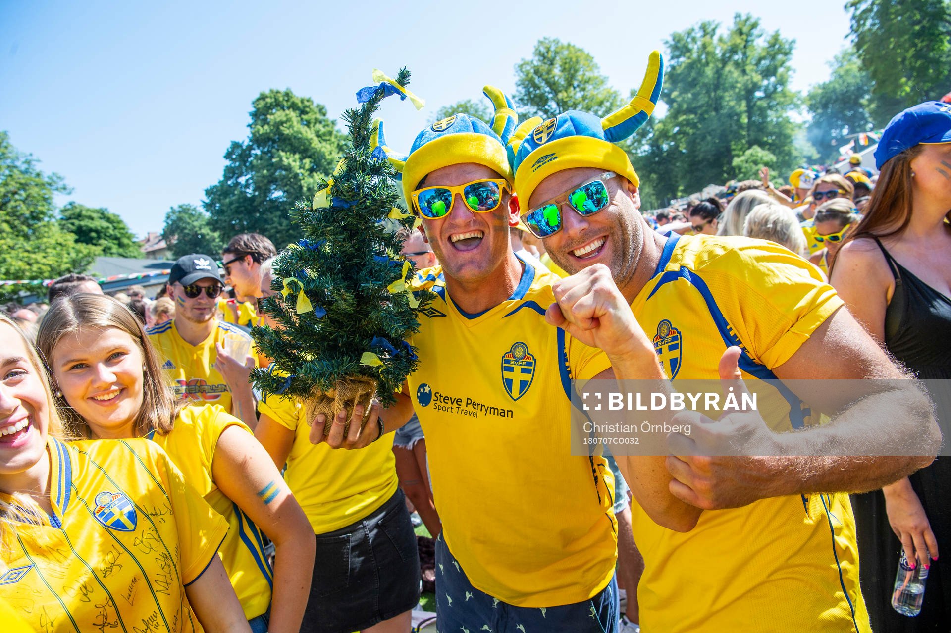 Jublande supportrar men en gran följer matchen mellan