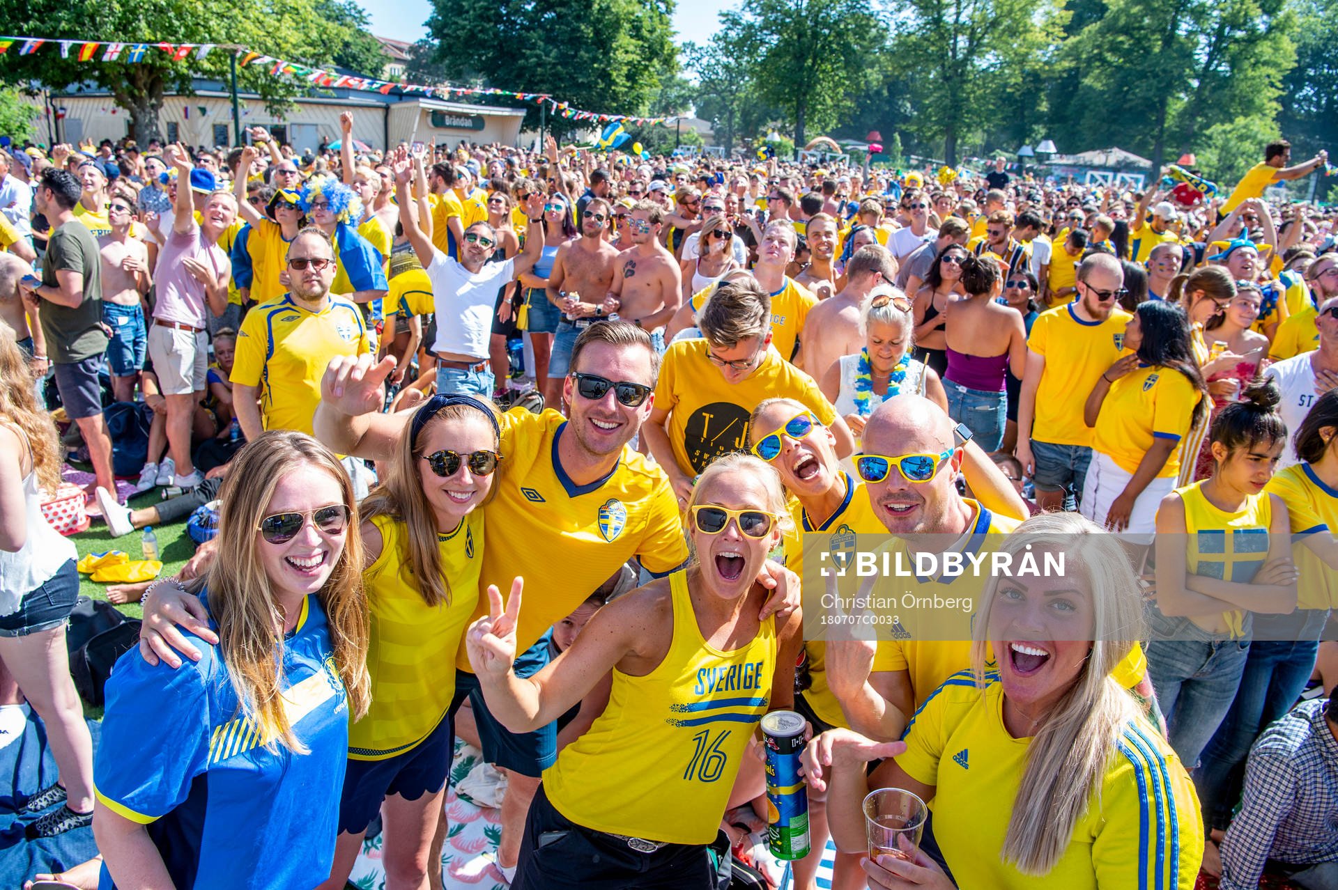 Glada supportrar följer matchen mellan Sverige och England