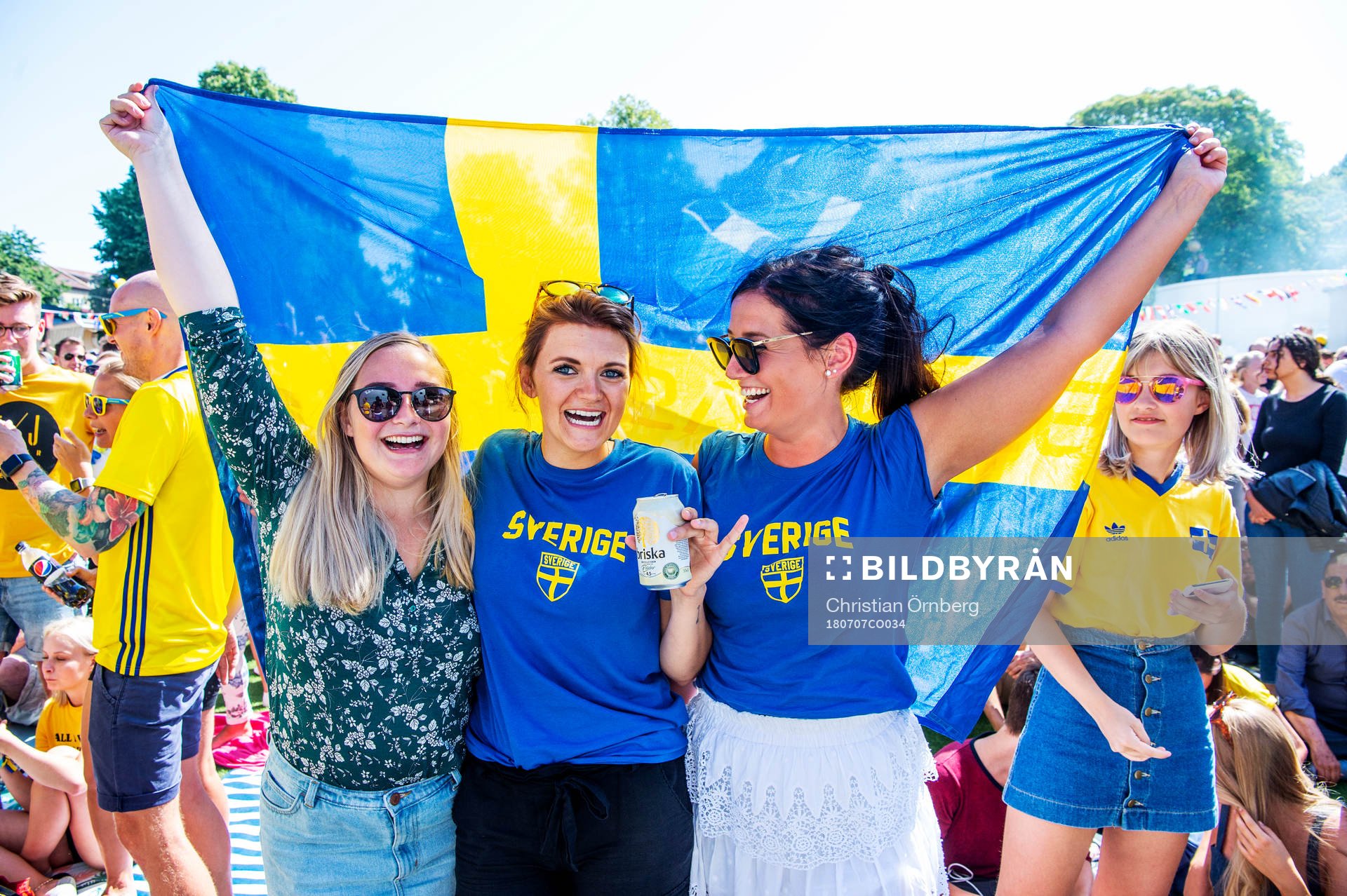 Glada supportrar följer matchen mellan Sverige och England