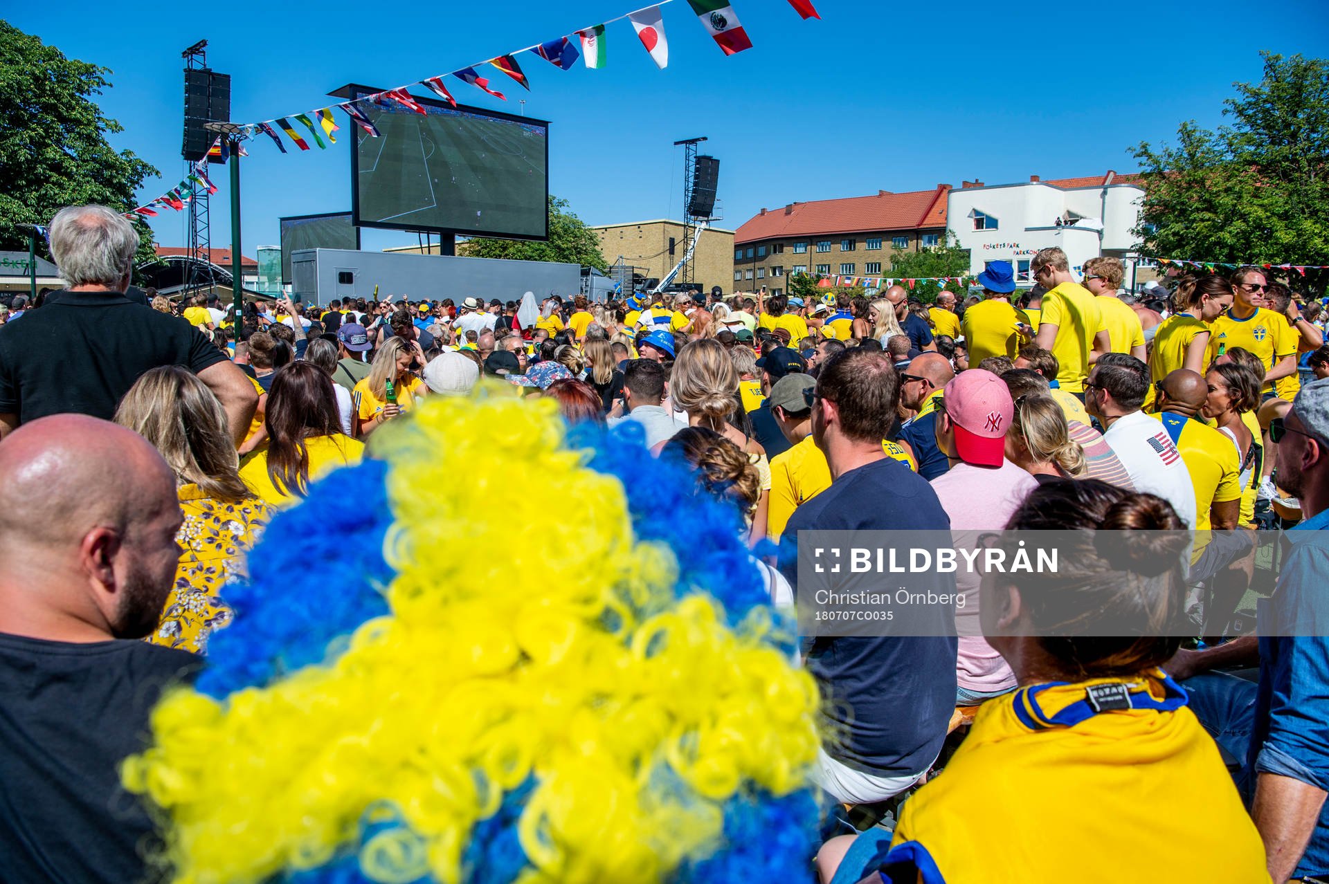 Supportrar följer matchen mellan Sverige och England i