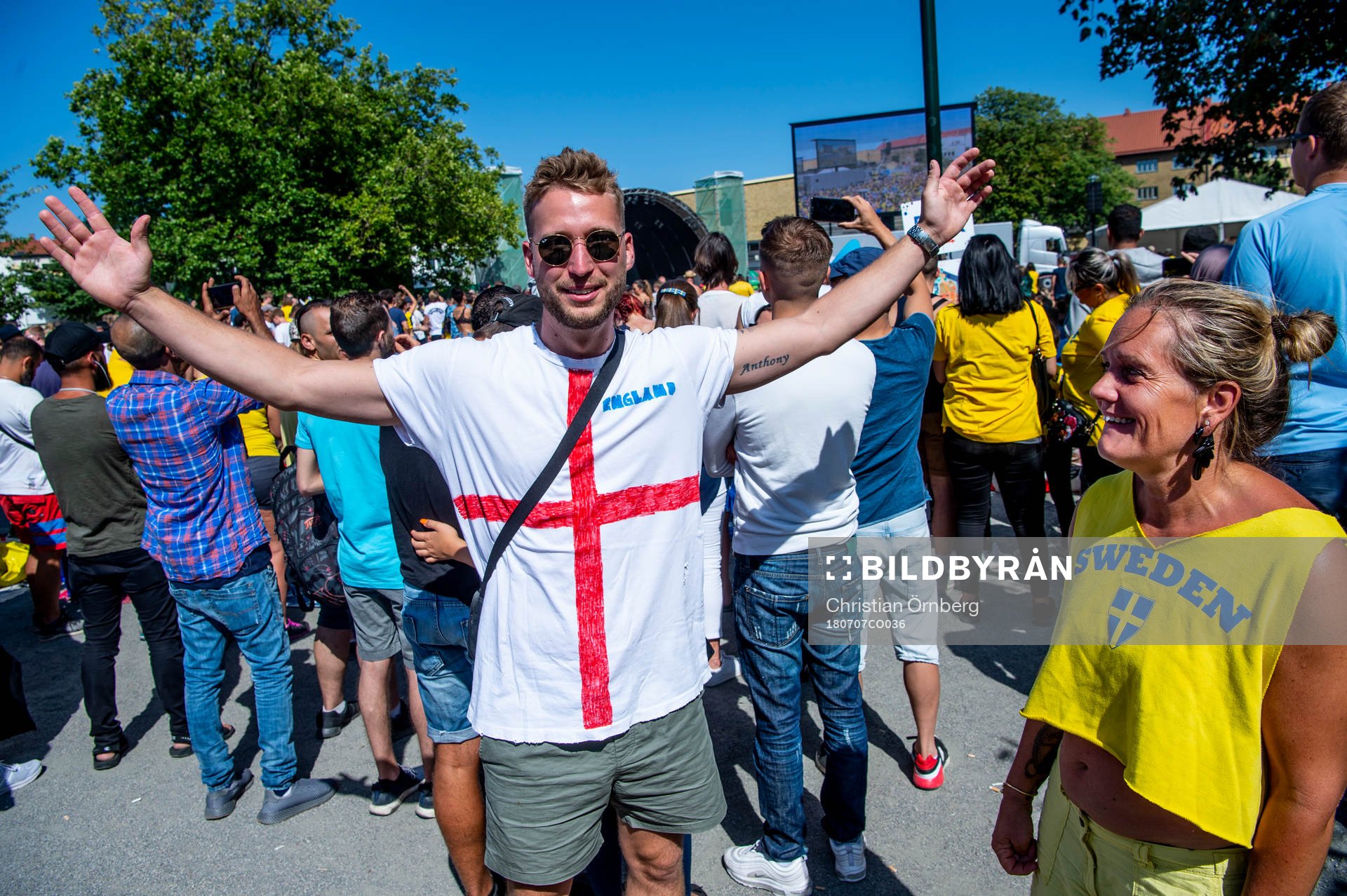 En engelsk supporter bland alla svenska följer matchen