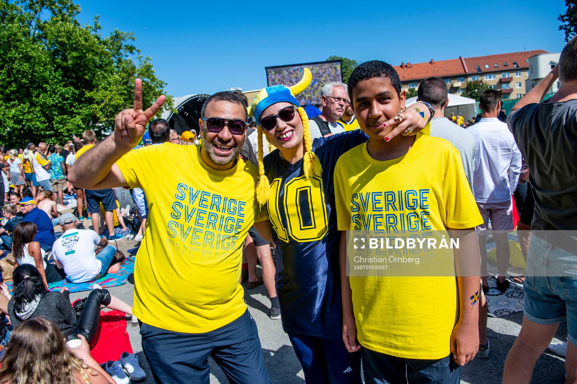 Supportrar följer matchen mellan Sverige och England i