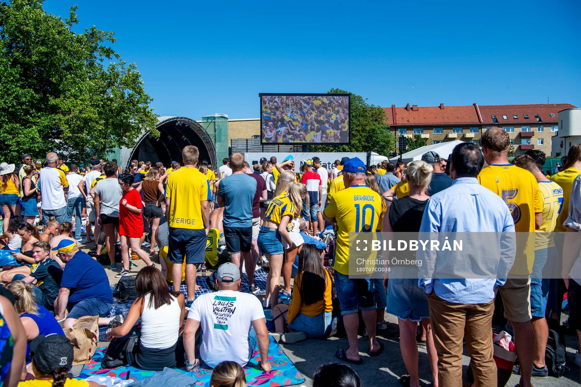 Supportrar följer matchen mellan Sverige och England i