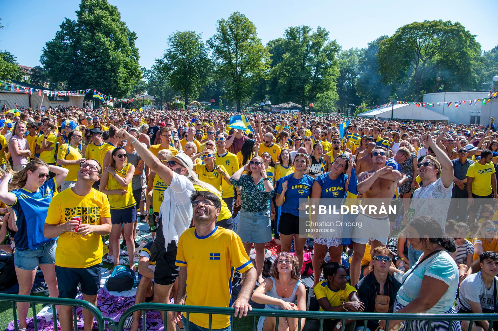 Supportrar följer matchen mellan Sverige och England i