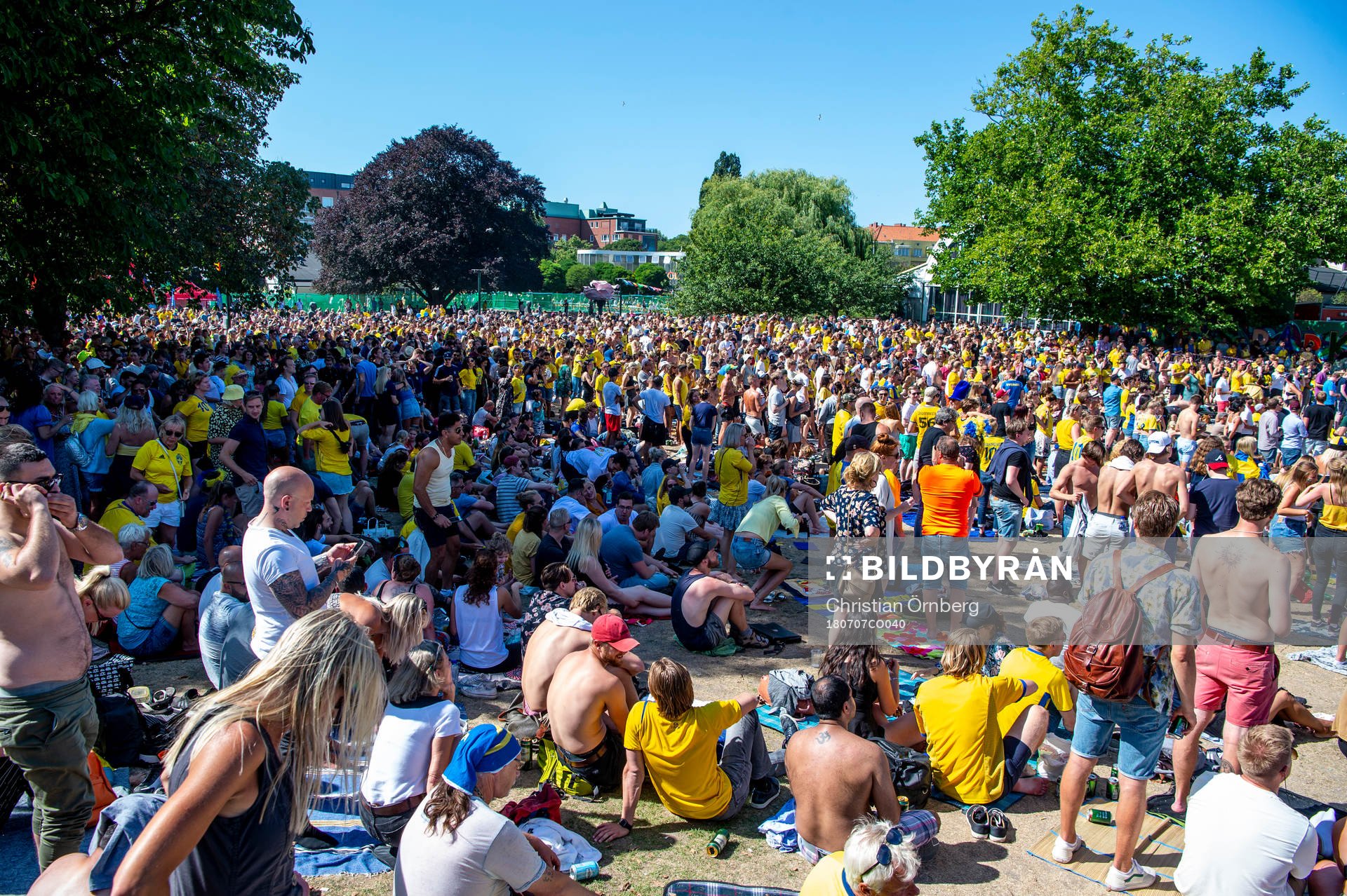 Supportrar följer matchen mellan Sverige och England i