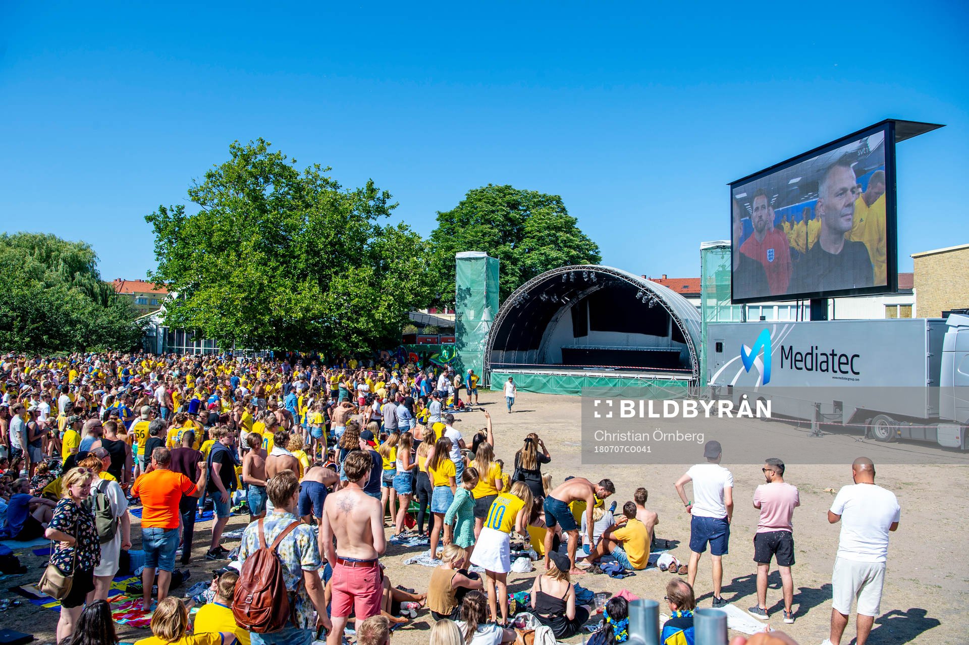 Supportrar följer matchen mellan Sverige och England i