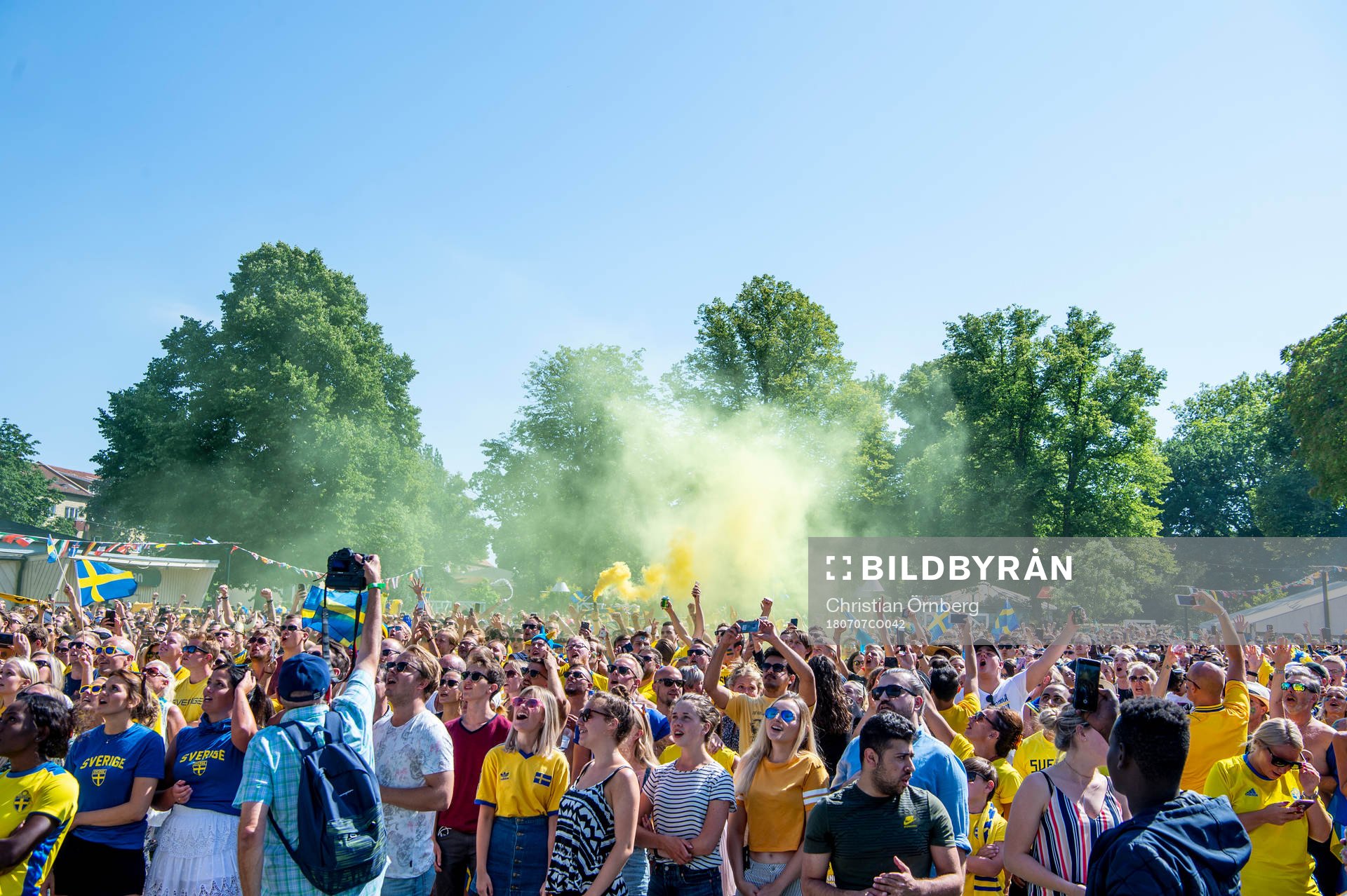 Supportrar följer matchen mellan Sverige och England i