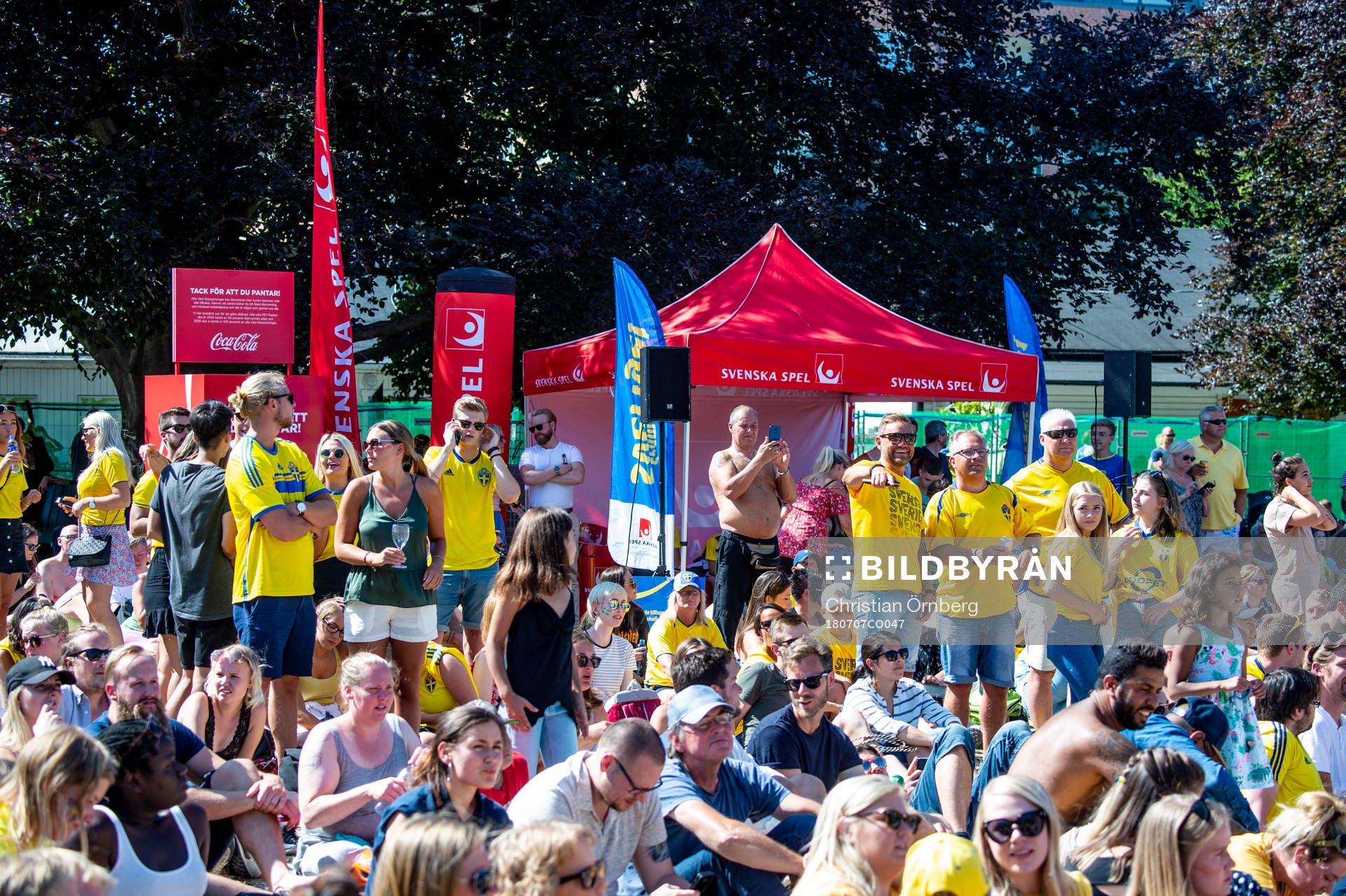 Supportrar följer matchen mellan Sverige och England i
