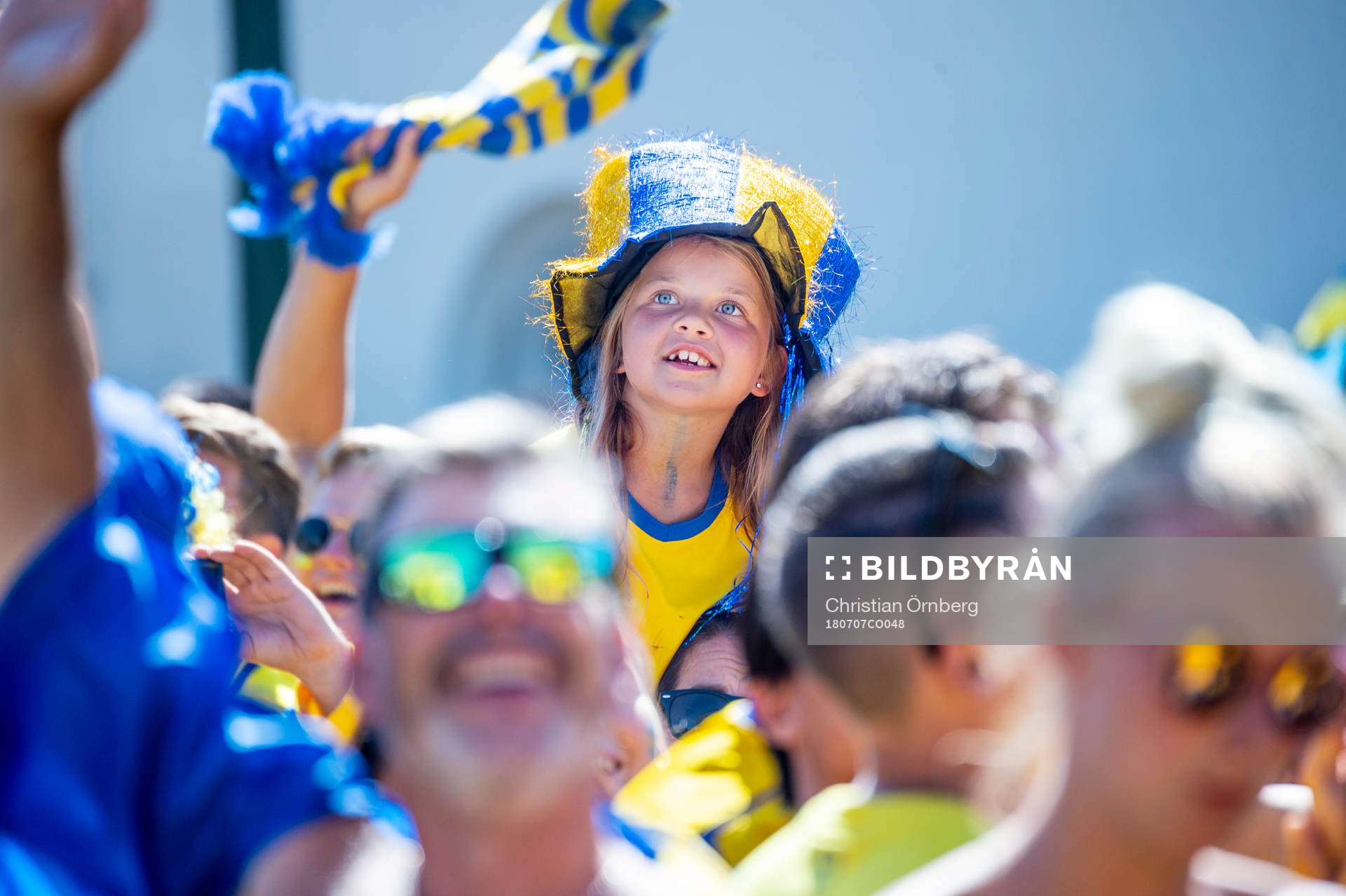Ung supportrar följer matchen mellan Sverige och England i