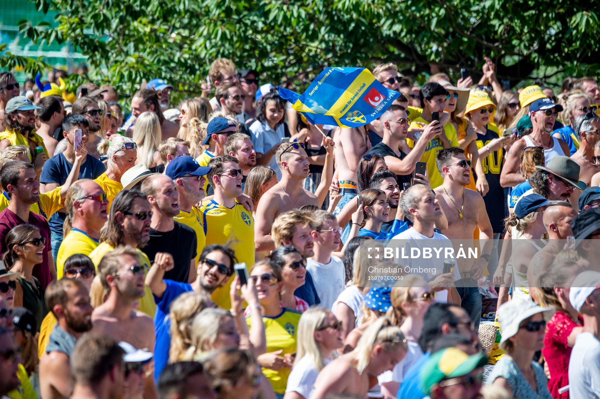 Supportrar följer matchen mellan Sverige och England i
