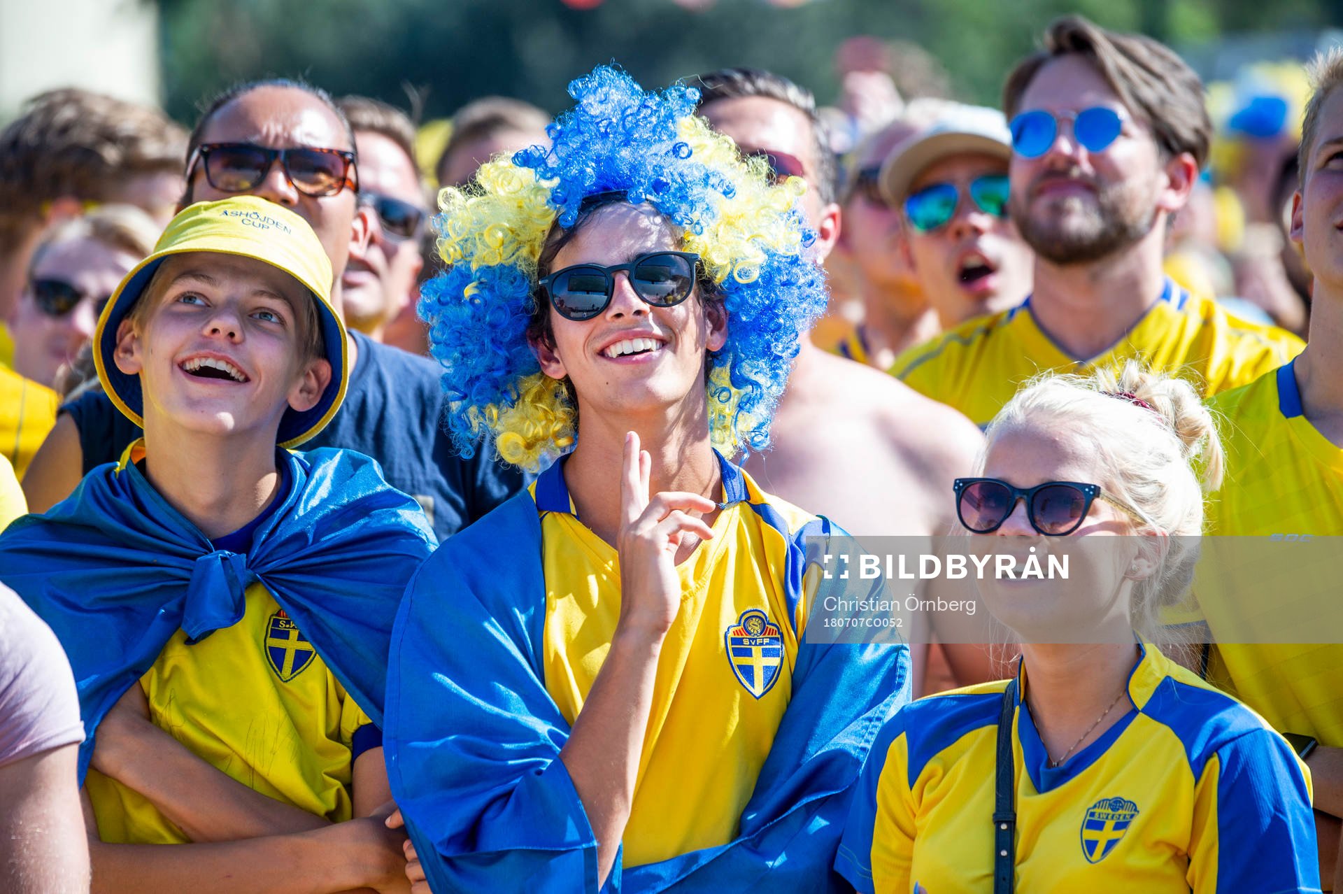 Supportrar följer matchen mellan Sverige och England i