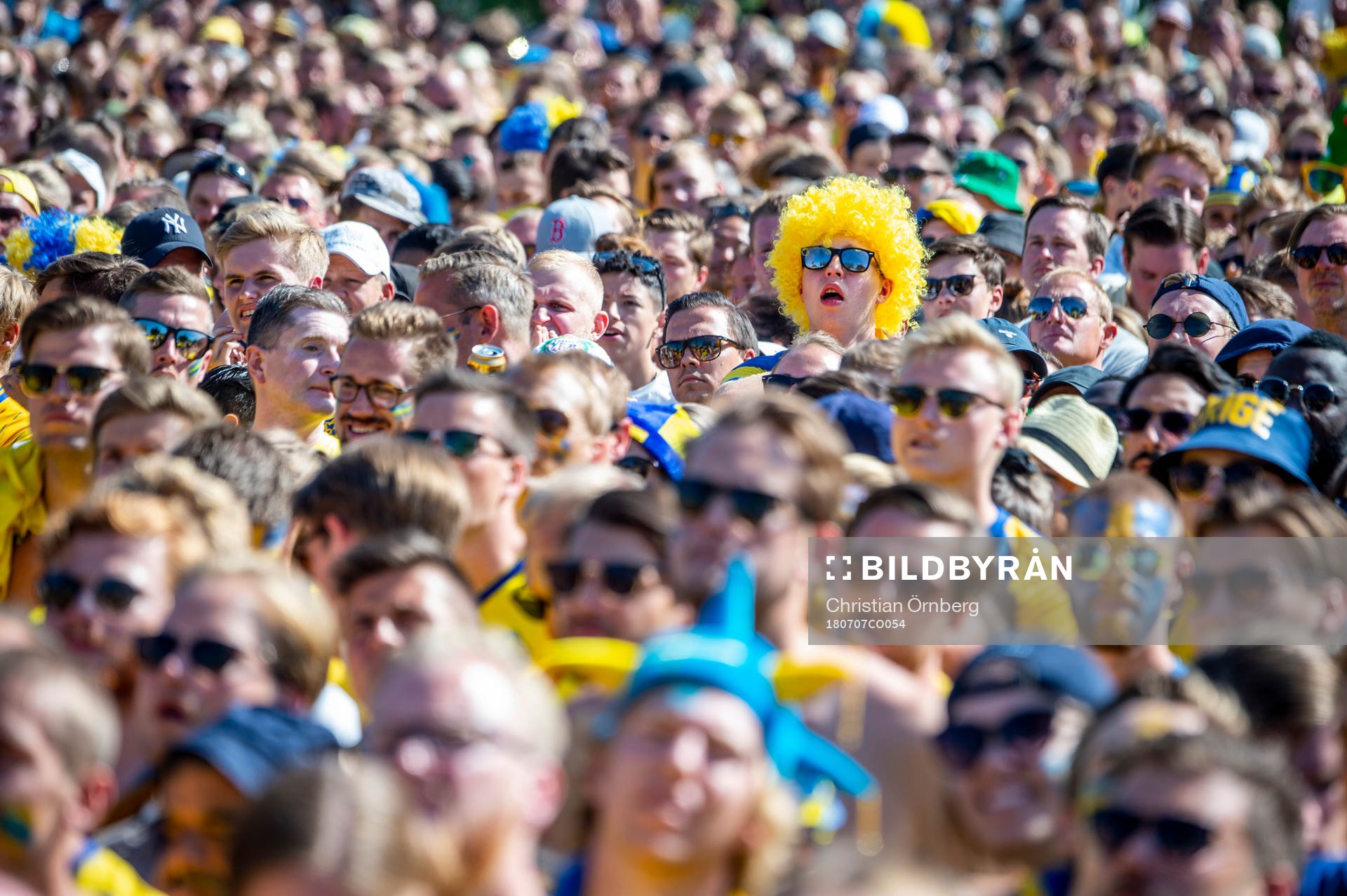 Supportrar följer matchen mellan Sverige och England i