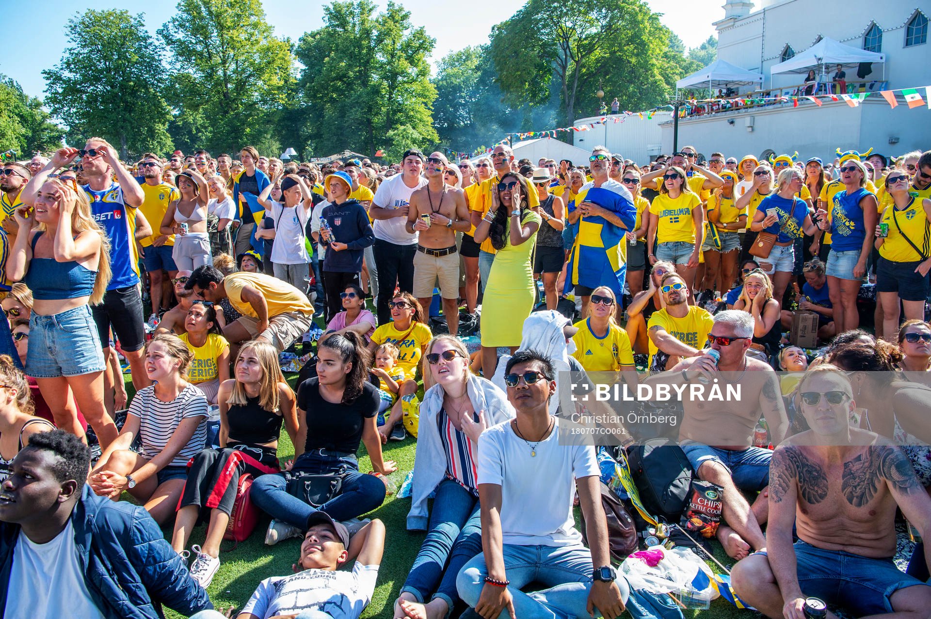 Deppande supportrar i slutminuterna följer matchen mellan