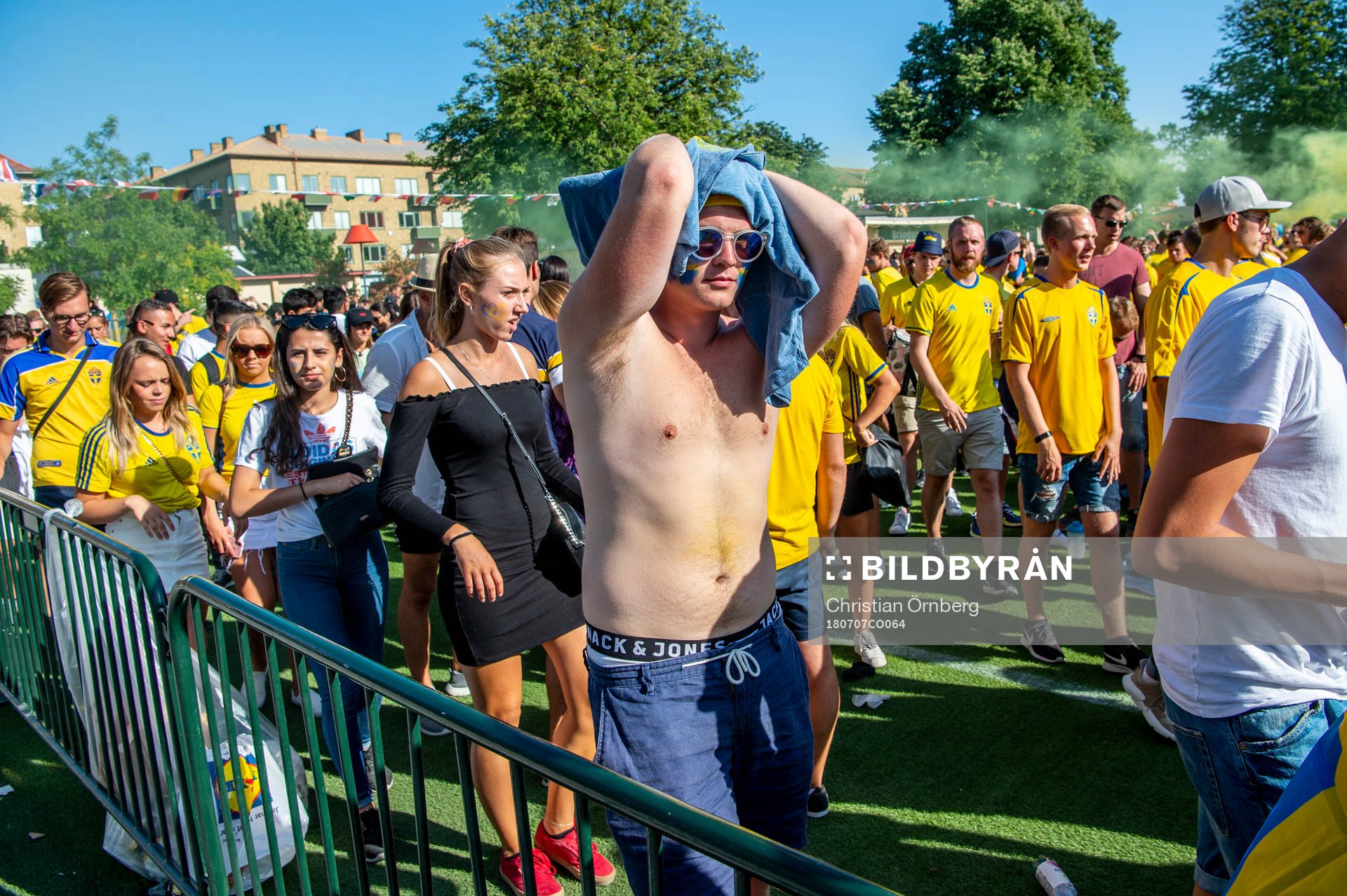 Deppande supportrar som följt matchen mellan Sverige och