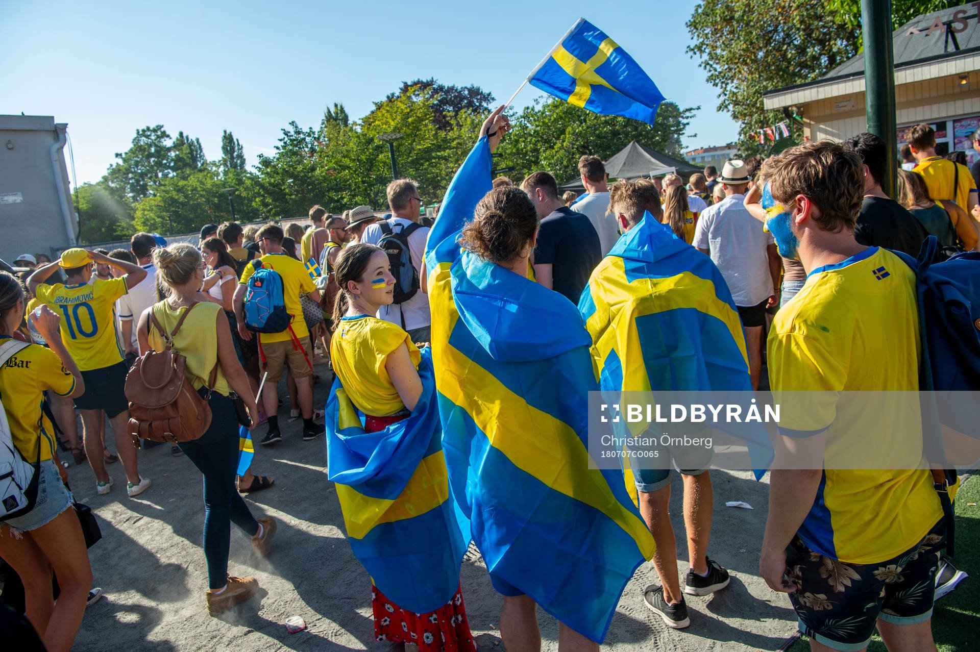 Deppande supportrar som följt matchen mellan Sverige och