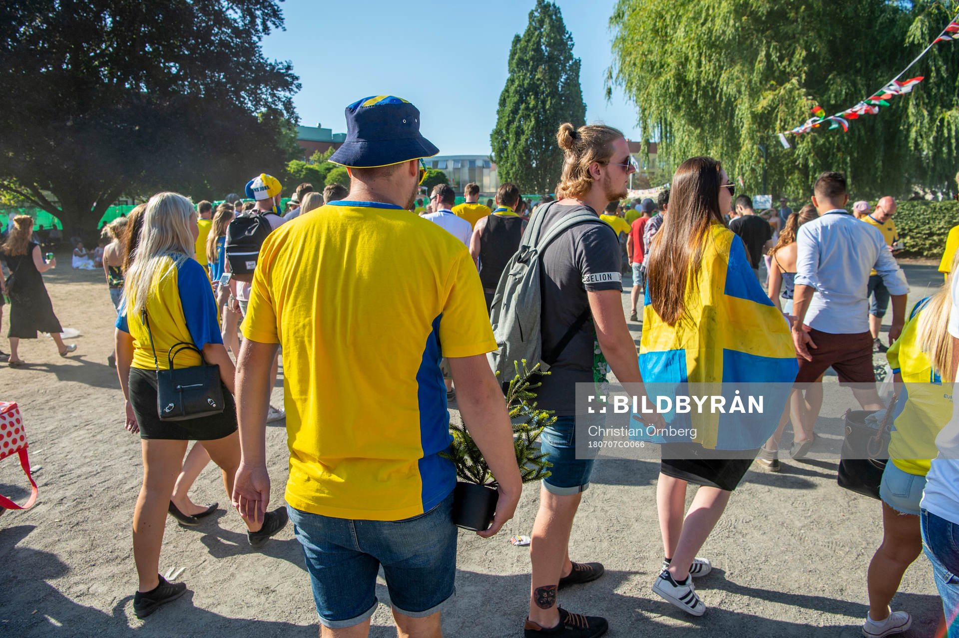 Granen tas med hem när en supporterlämnar som följt