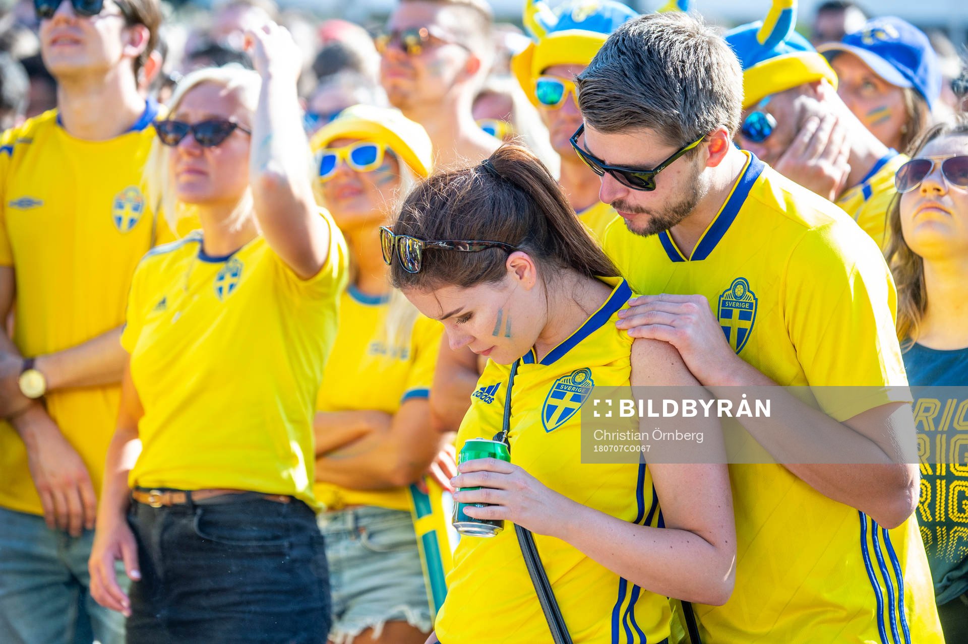 Deppande supportrar i slutminuterna följer matchen mellan